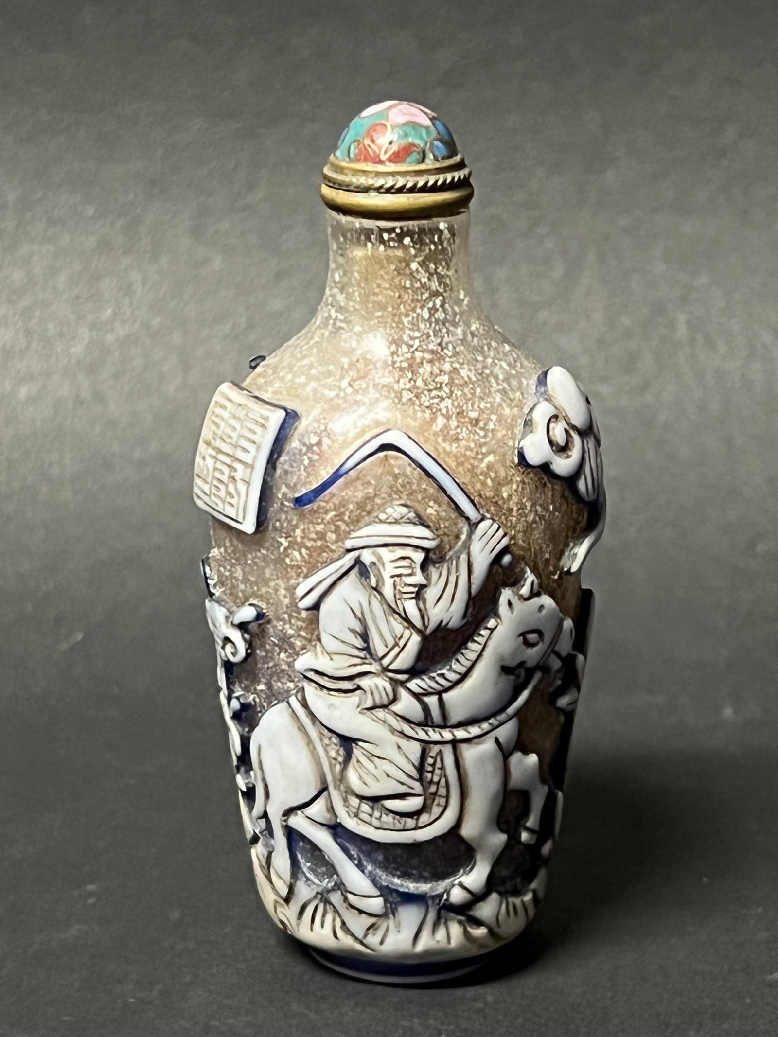 Chinese Art Peking Glass Overlay Snuff Bottle: Chinese Art Peking Glass Overlay Snuff Bottle. The dimension is 3.5 inches high x 2.25 inches wide. Please be aware that some of the items are vintage, secondhand, old ages, antiques and may have a de