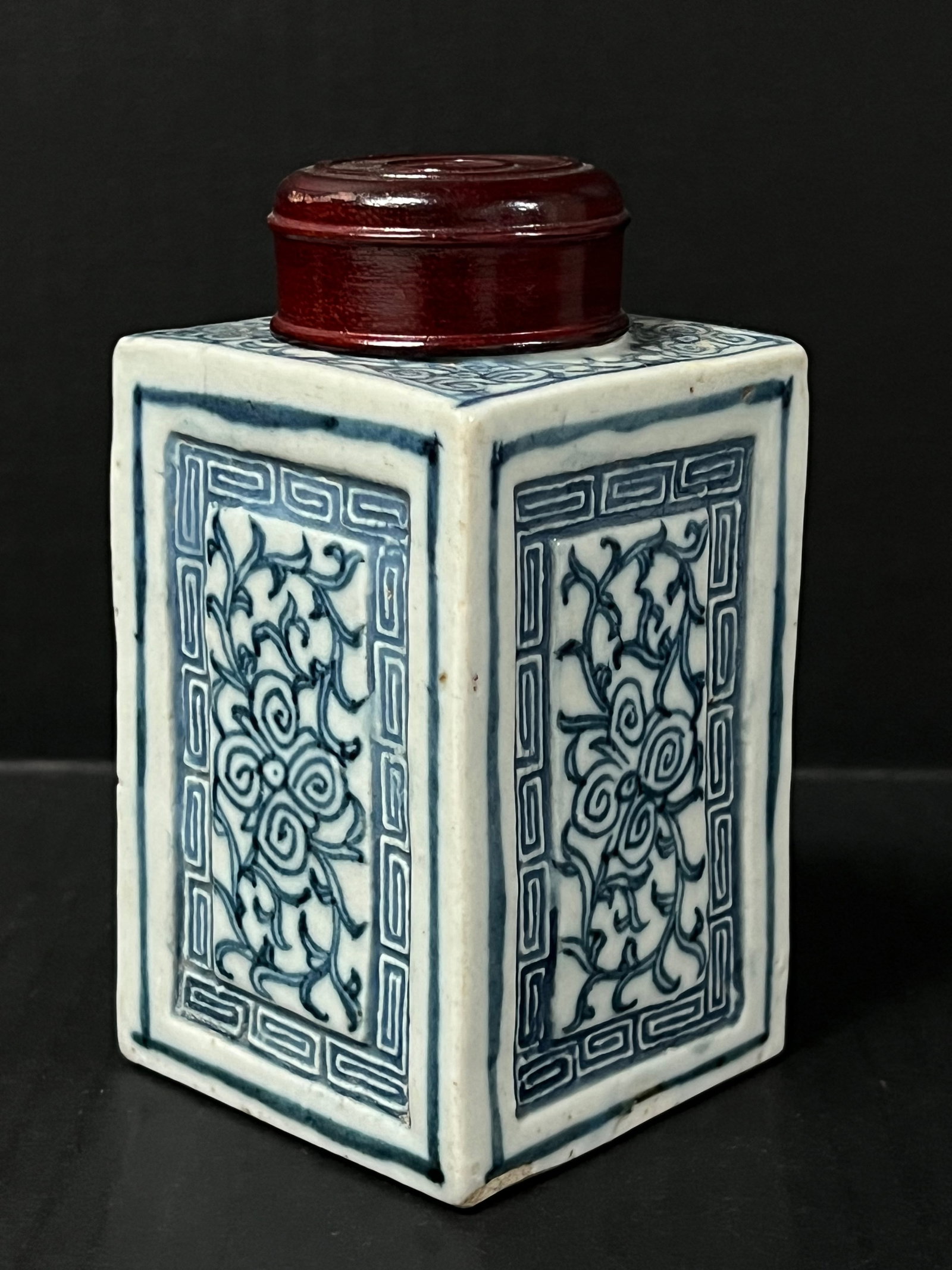 A Chinese Art Porcelain Blue and White Tea Caddy (1 of 9)