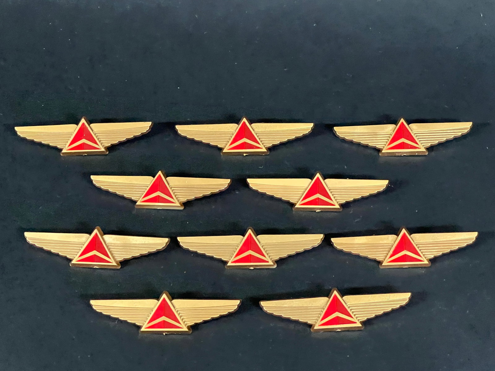 Delta Airlines Plastic Junior Pilot Kiddie Wings Pin Lot of 10: Delta Airlines Plastic Junior Pilot Kiddie Wings Pin Lot of 10. The dimension is .5 inches high x 2.5 inches wide. Please be aware that some of the items are vintage, secondhand, old ages, antiques an