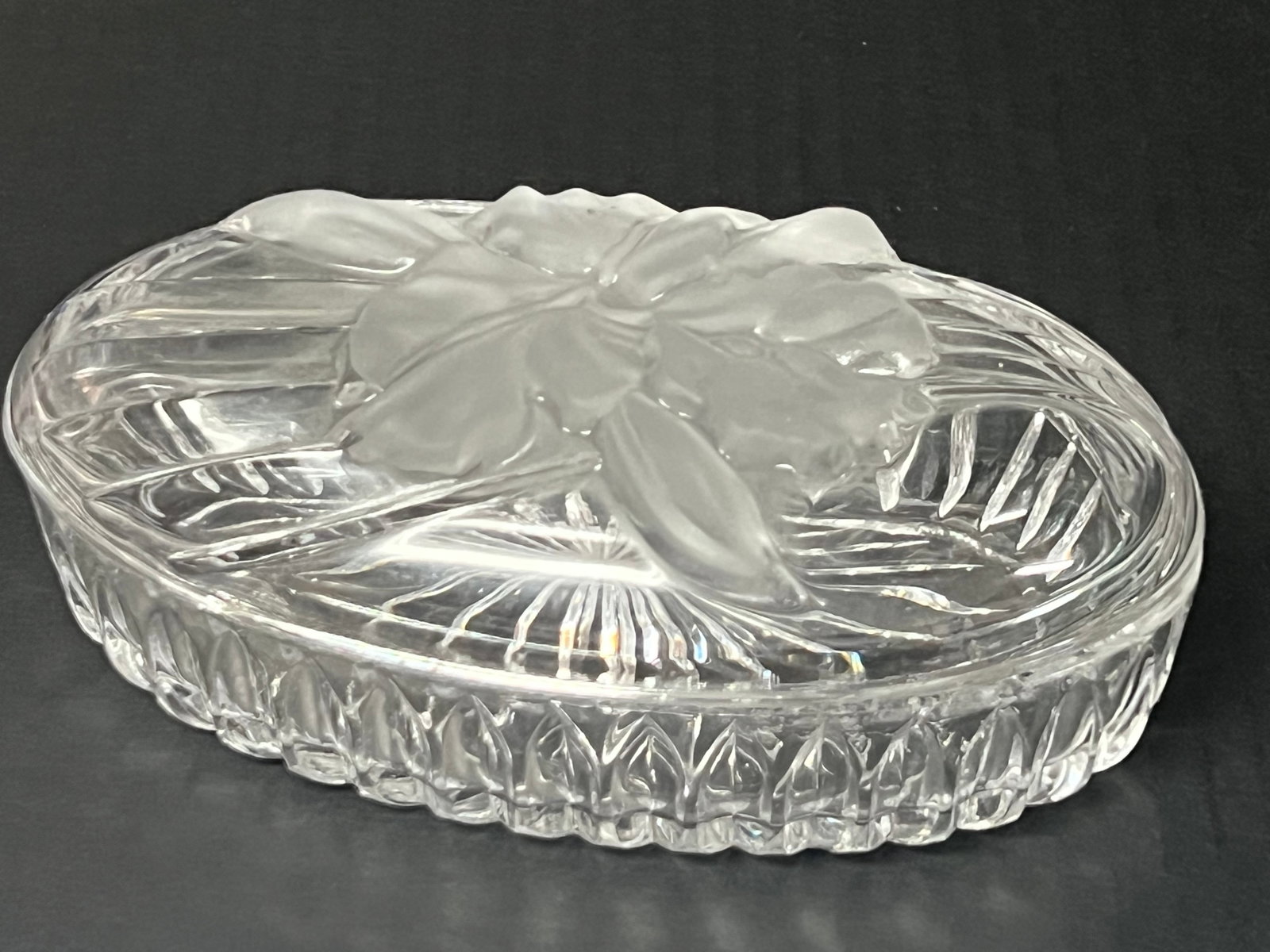 Art Glass Candy Box: Vintage Art Glass Candy Box. The dimension is 2.75 inches high x 7 inches wide. Please be aware that some of the items are vintage, secondhand, old ages, antiques and may have a defects or sign of age