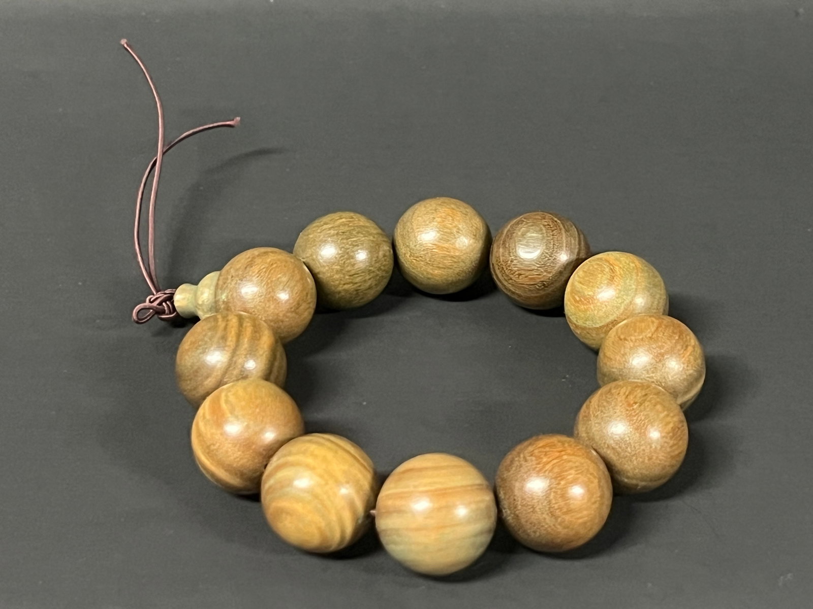 Chinese Art Carved Honey Yellow Sandalwood Beads Bracelet: Vintage Folk Art Carved Honey Yellow Sandalwood Beads Bracelet. The dimension is 7,5 inches high x 7.5 inches wide. Please be aware that some of the items are vintage, secondhand, old ages, antiques a