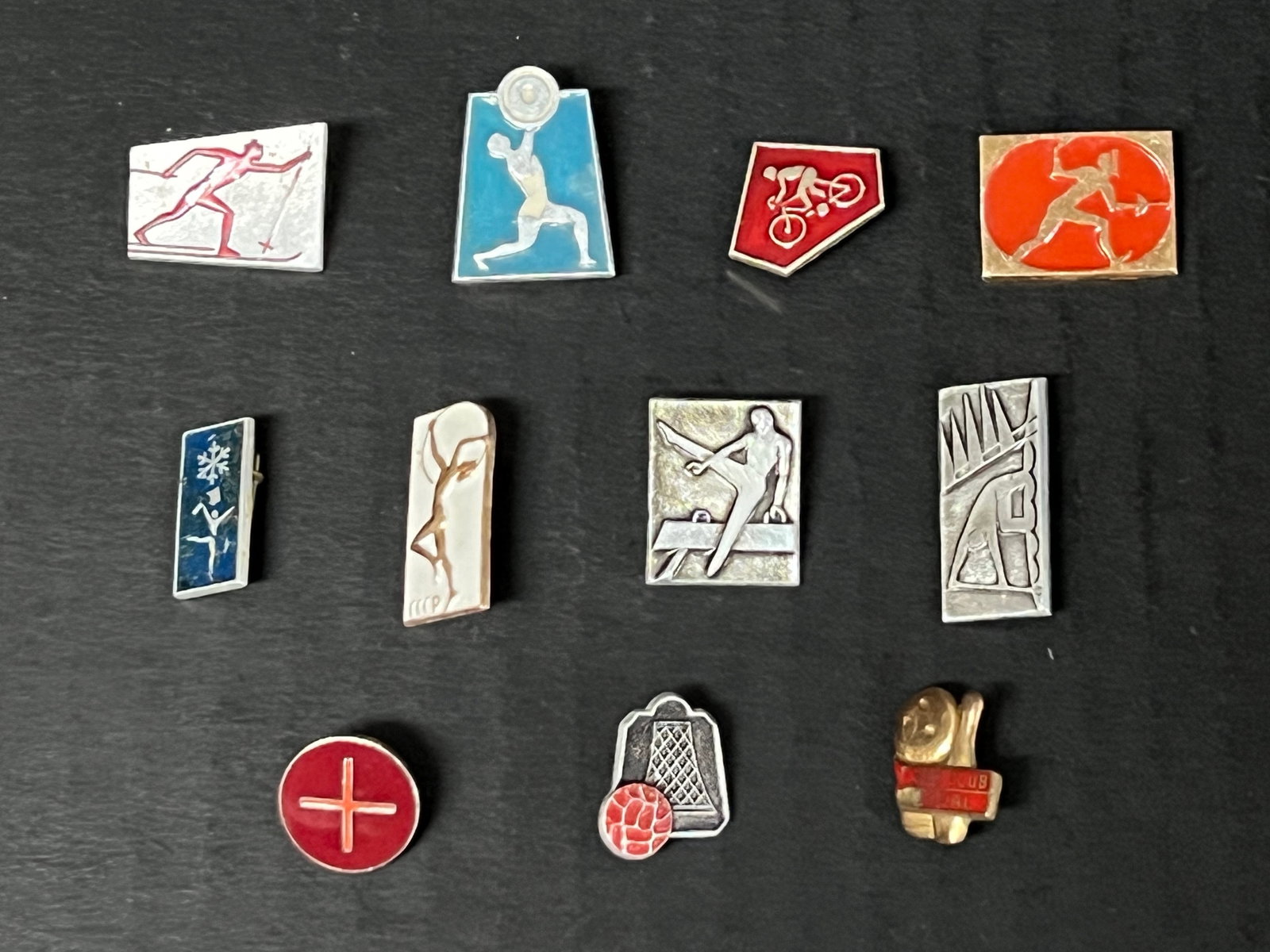 Assorted Collection of Vintage Enamel Pins and Badges Lot of 7: Assorted Collection of Vintage Enamel Pins and Badges Lot of 7. The dimension is 1 inches high x 1.5 inches wide. Please be aware that some of the items are vintage, secondhand, old ages, antiques