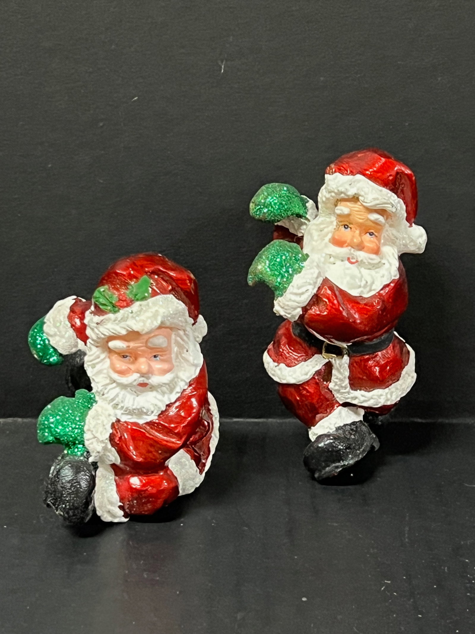 Pair of Vintage Cast Resin Santa Claus Sculpture: Pair of Vintage Cast Resin Santa Claus Sculpture. The dimension is 4 inches high x 25 inches wide. Please be aware that some of the items are vintage, secondhand, old ages, antiques and may have a