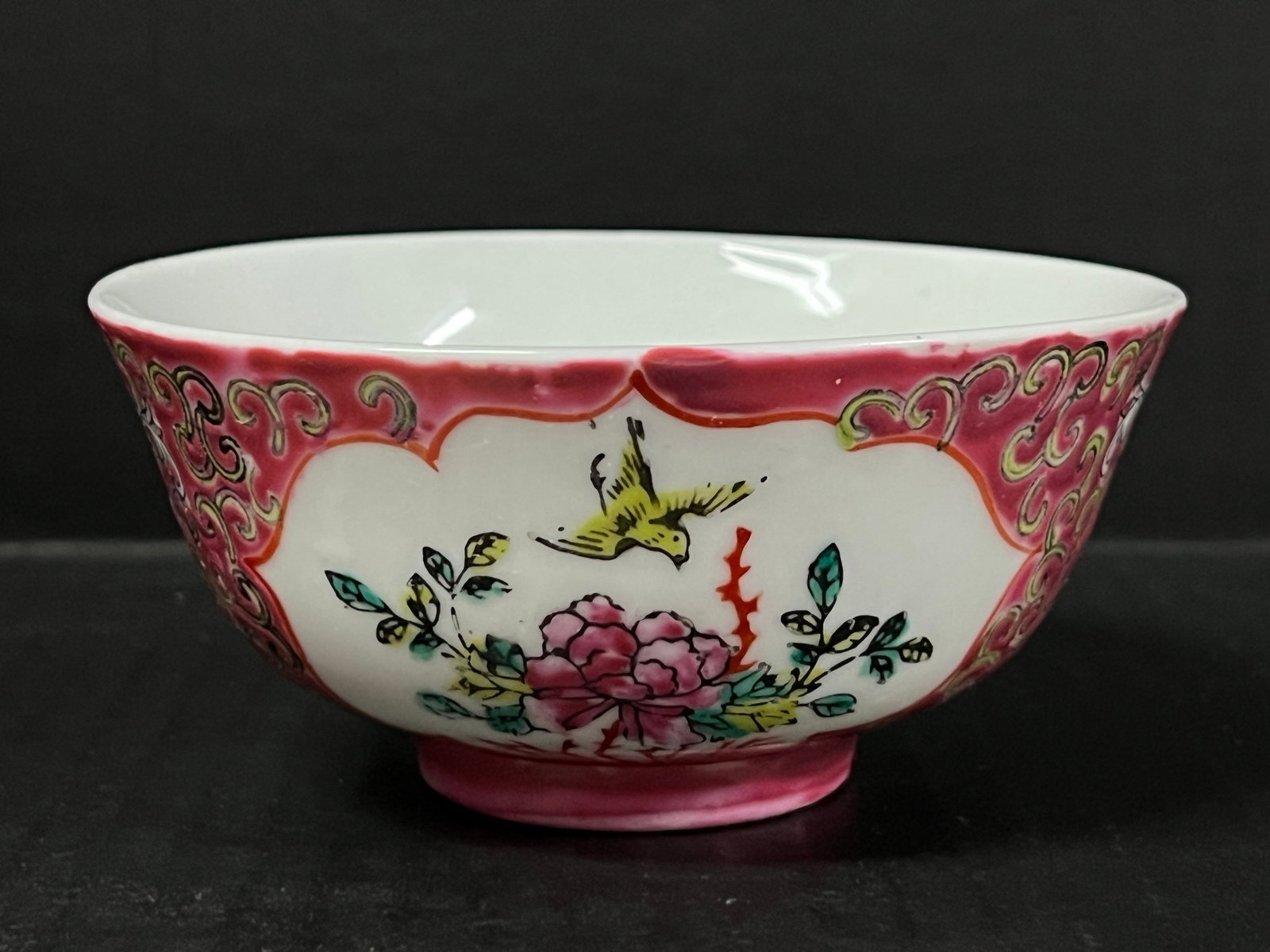 Vintage Hand Painted Chinese Famille Rose Porcelain Bowl: Chinese Art VIntage Hand Painted Famille Rose Porcelain Bowl. The dimension is 2 inches high x 4 inches wide. Please be aware that some of the items are vintage, secondhand, old ages, antiques and