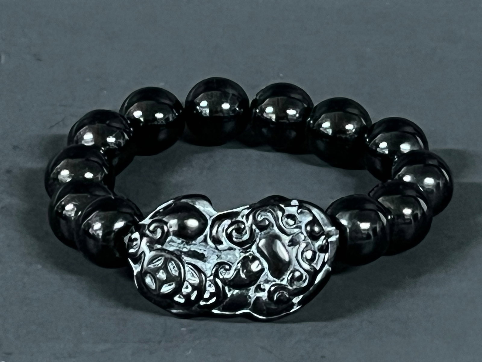 Vintage Carved Black Beads Bracelet: Vintage Carved Black Beads Bracelet. The dimension is 7 inches round. Please be aware that some of the items are vintage, secondhand, old ages, antiques and may have a defects or sign of ages, However