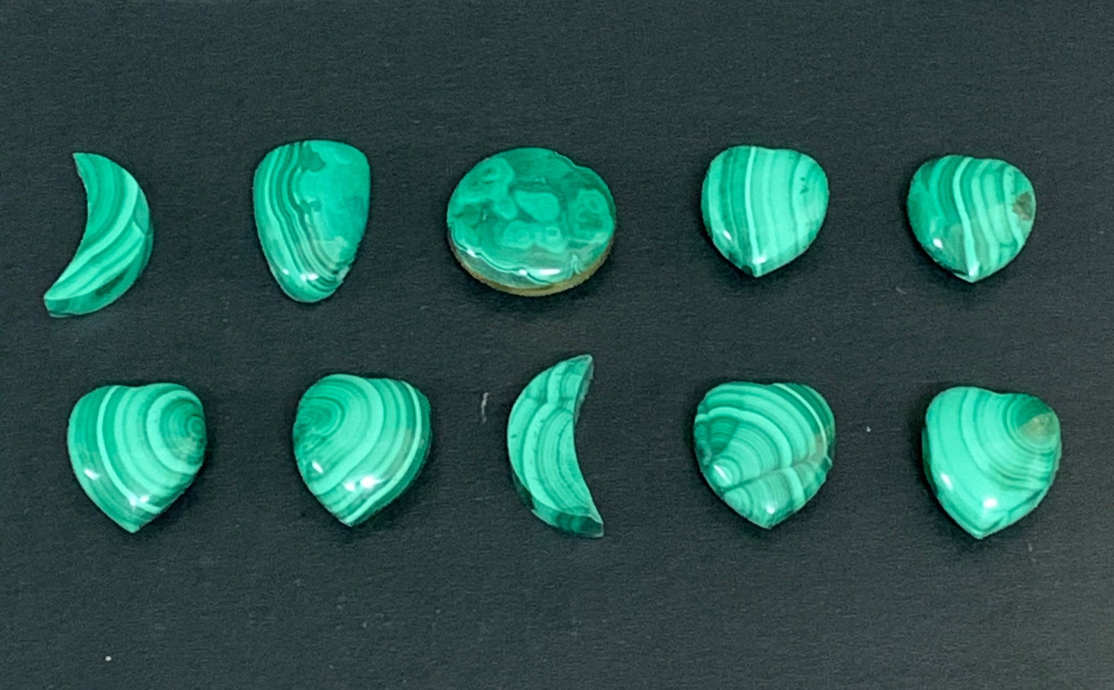 Malachite Stone Pendant Set of 10: Malachite Stone Pendant Set of 10. The dimension is 1.25 inches high x 1.25 inches wide. Please be aware that some of the items are vintage, secondhand, old ages, antiques and may have a defects or si
