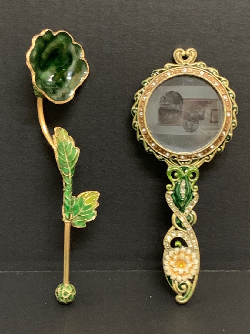 Russian Art Gilt Bronze and Enamel Magnifying Glass And Flower: Russian Art Gilt Bronze and Enamel Magnifying Glass and Flower. The dimension is 7 inches high x 3 inches wide. Please be aware that some of the items are vintage, secondhand, old ages, antiques and