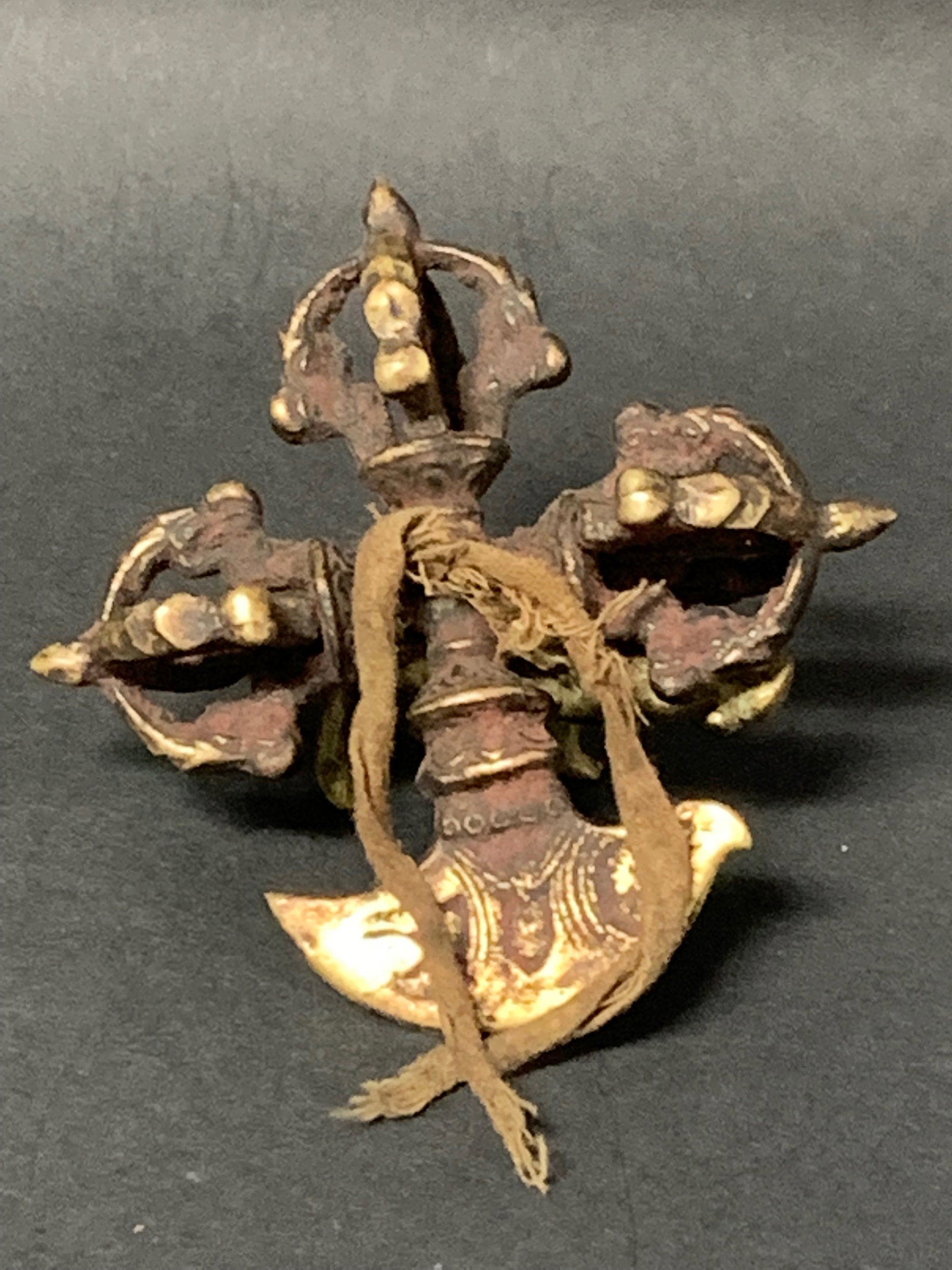 Tibetan Art Gilt Bronze Double Dorje Vajra Ritual Dagger: Tibetan Art Gilt Bronze Double Dorje Vajra Ritual Dagger. The dimension is 4 inches high x 4 inches . Please be aware that some of the items are vintage, secondhand, old ages, antiques and may have a 