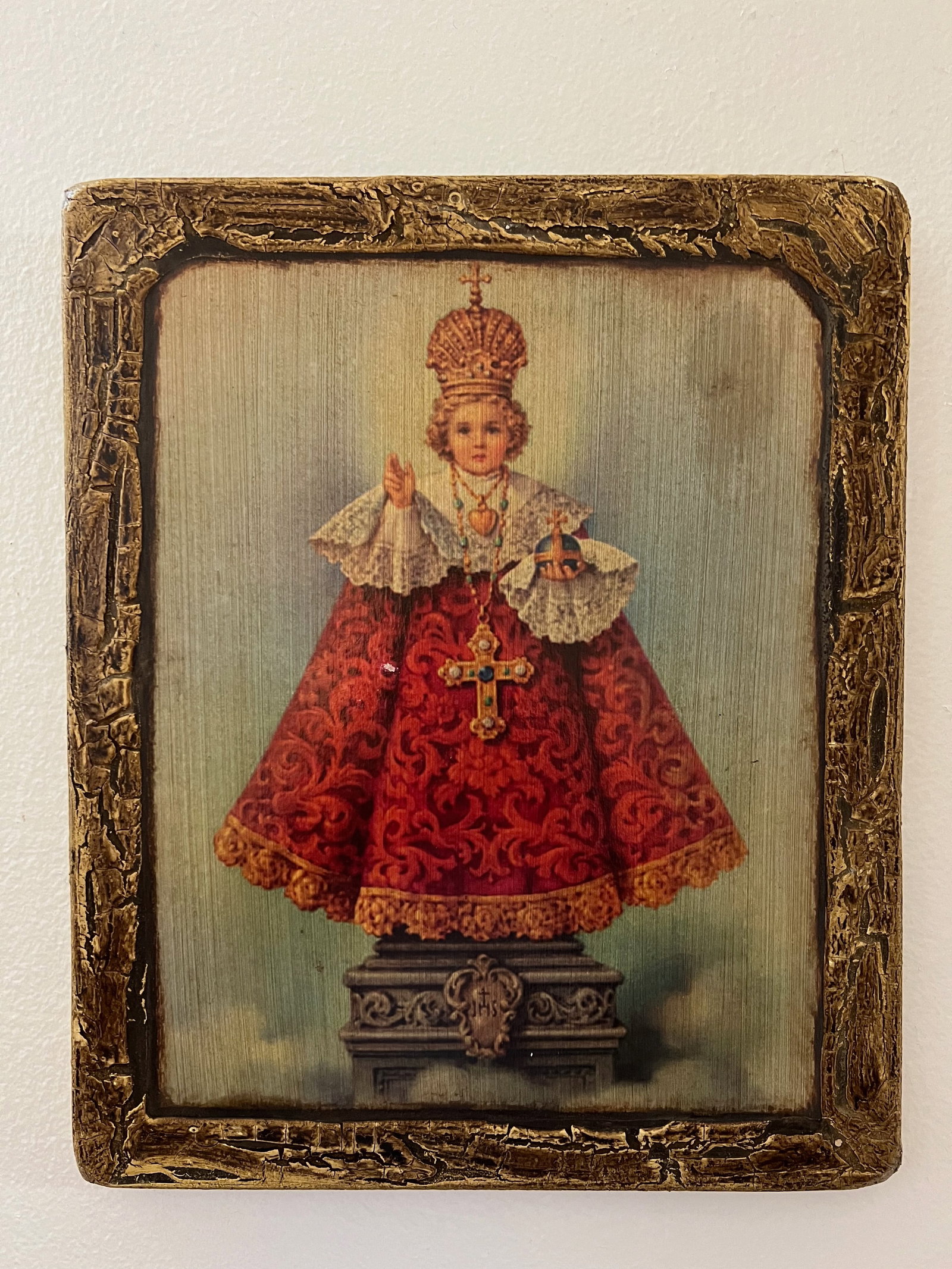 Carved Wood and Printed Image of Santo Nino Icon: Religious Art Carved Wood and Printed Image od Santo Nino Icon. The dimension is 12 inches high x 10 inches wide. Please be aware that some of the items are vintage, secondhand, old ages, antiques and