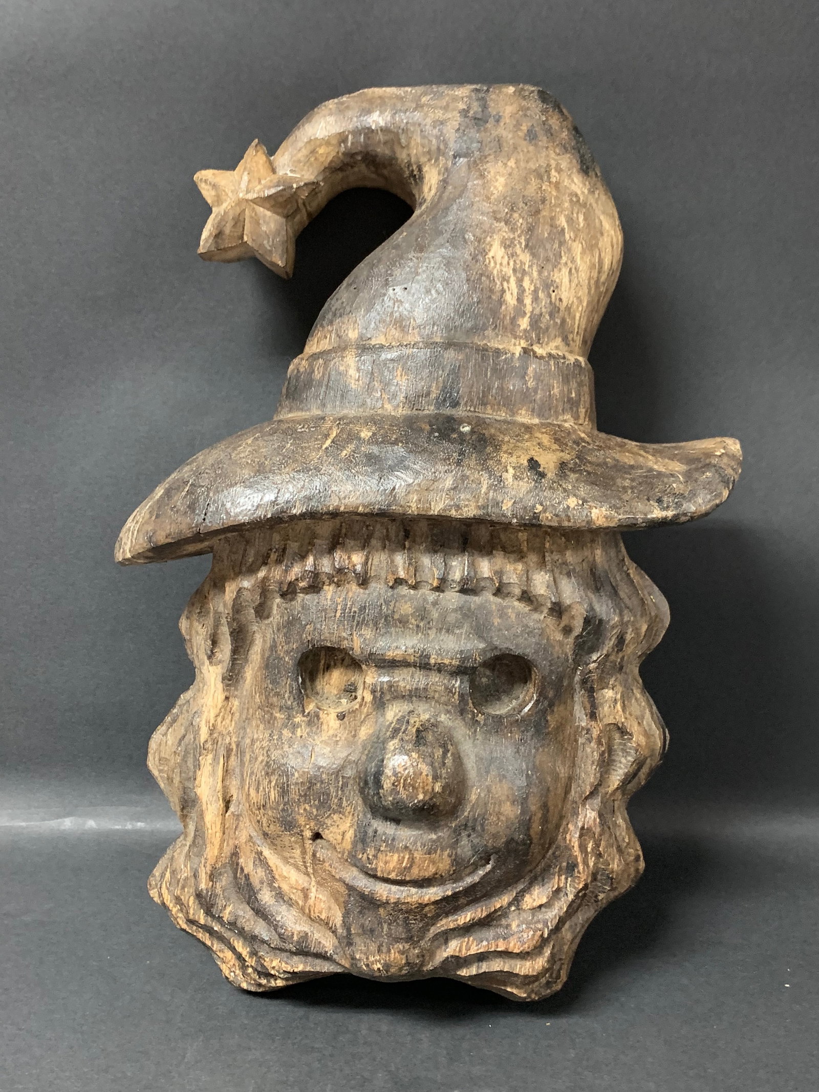 Carved Wood Folk Art Scare Crow Face Wall Sculpture: Folk Art Carved Wood Scare Crow Face Wall Sculpture. The dimension is 14.5 inches high x 9.5 inches wide. Please be aware that some of the items are vintage, secondhand, old ages, antiques and may hav