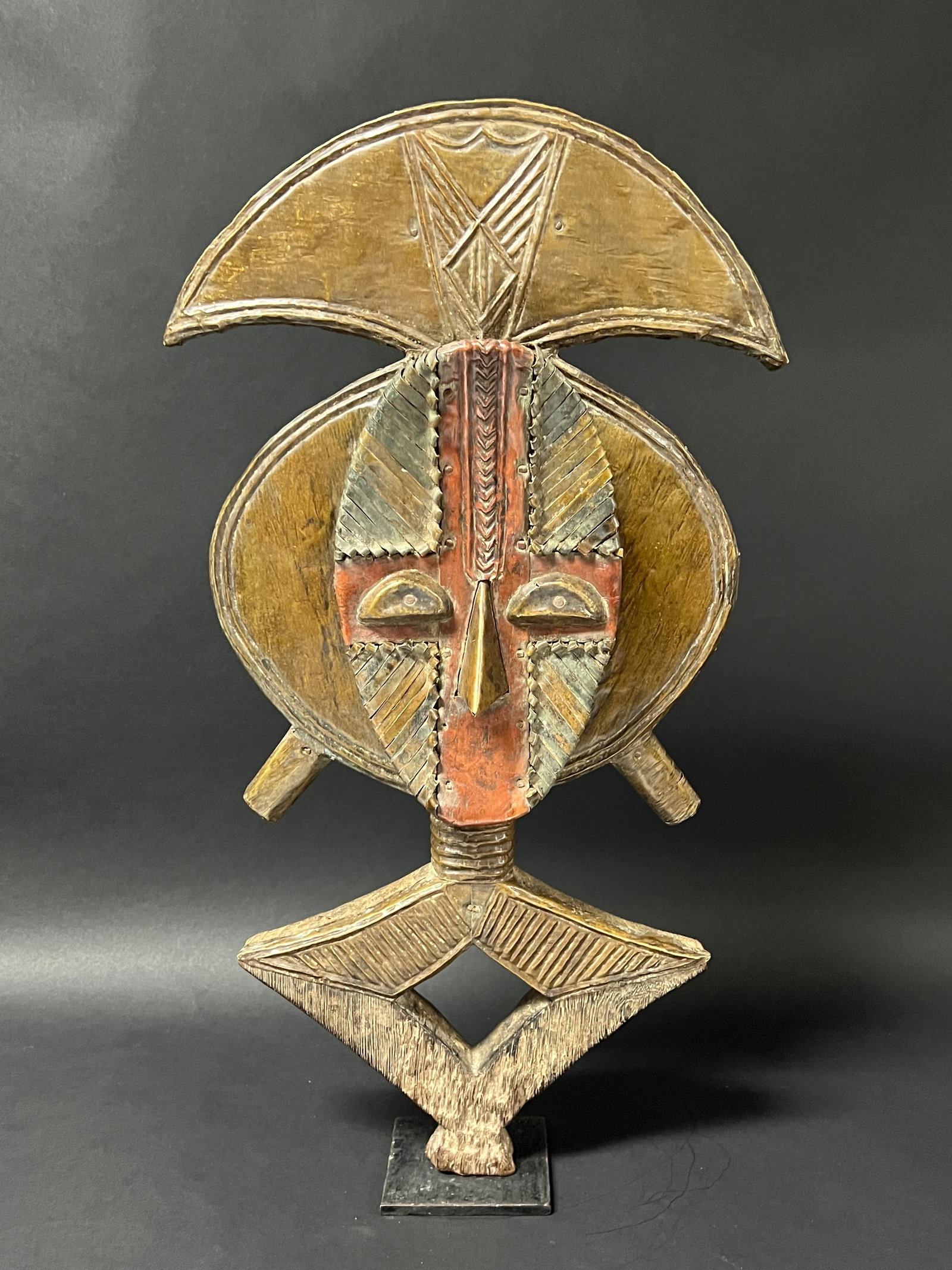 Carved Wood Bakota Reliquary Guardian Statue: African Tribal Art Carved Wood Bakota Reliquary Guardian Statue. The dimension is 19.5 inches high x 11 inches wide. Please be aware that some of the items are vintage, secondhand, old ages, antiques 