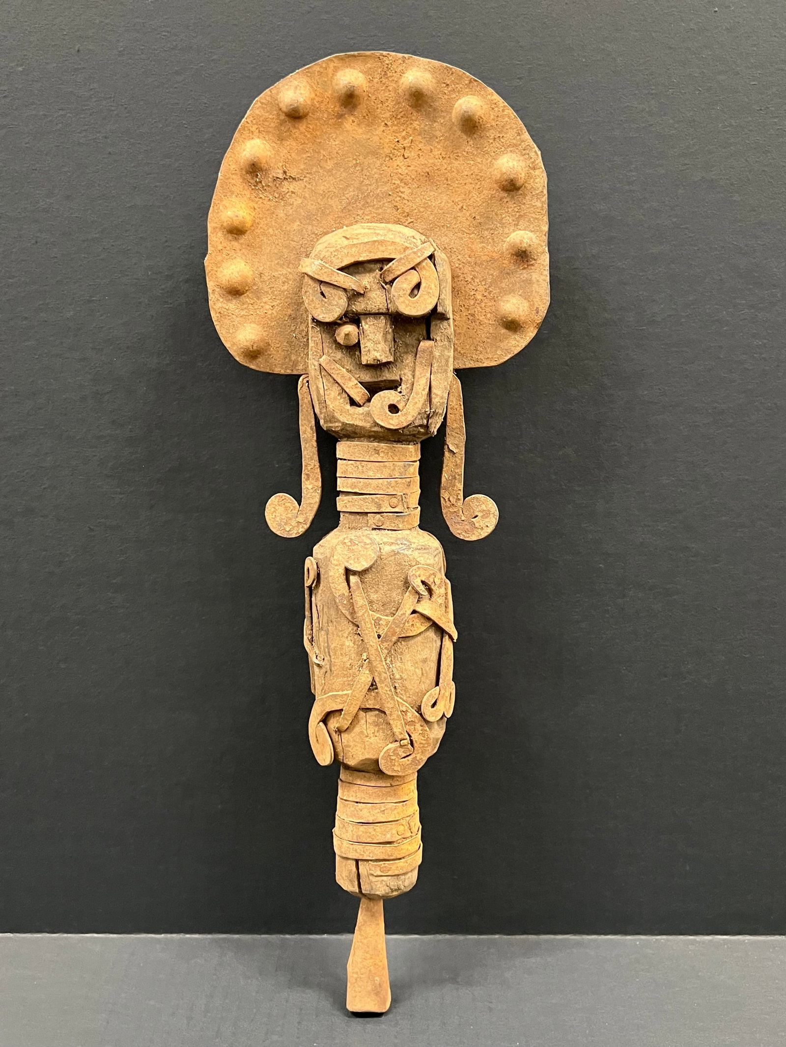Carved Wood and Metal Ofo Statue: African Tribal Art Carved Wood and Metal Ofo Statue. The dimension is 18.5 inches high x 6.5 inches wide. Please be aware that some of the items are vintage, secondhand, old ages, antiques and may hav