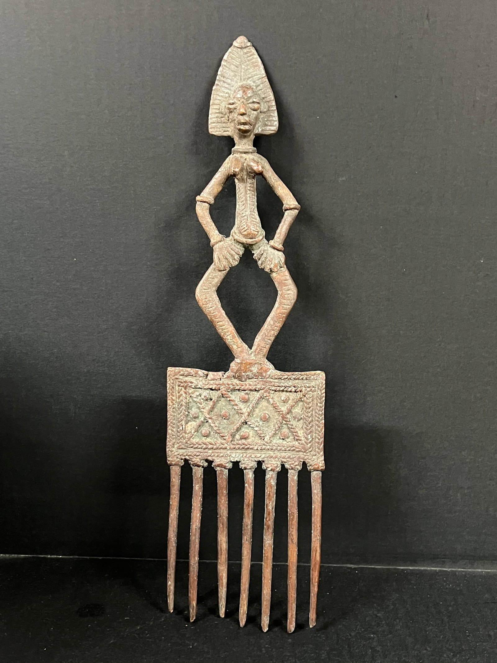 Benin Bronze Comb: African Tribal Art Benin Bronze Comb. The dimension is 17 inches high x 4.5 inches wide. Please be aware that some of the items are vintage, secondhand, old ages, antiques and may have a defects or