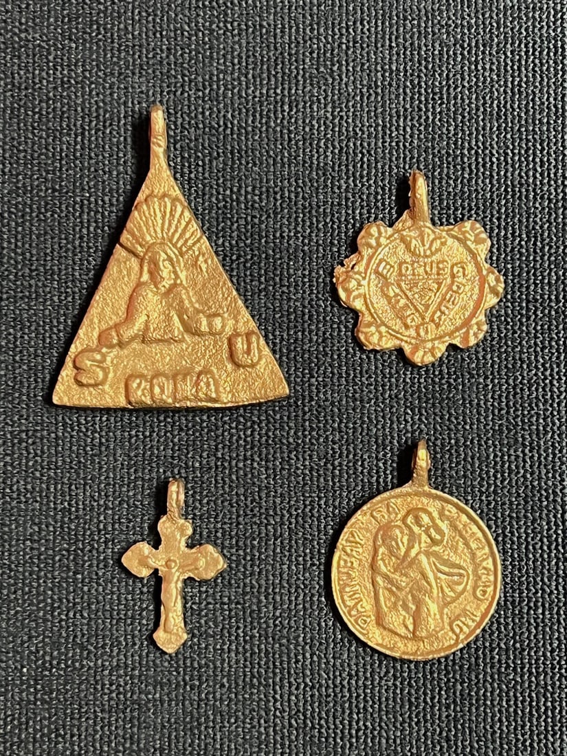 Set of 4 Cast Brass Metal Medal/Amulet: Religious Art Set of 4 Cast Brass Metal Medal/Amulet. The dimension is estimated 1 inches high x 2 inches high. Please be aware that some of the items are vintage, secondhand, old ages, antiques and m