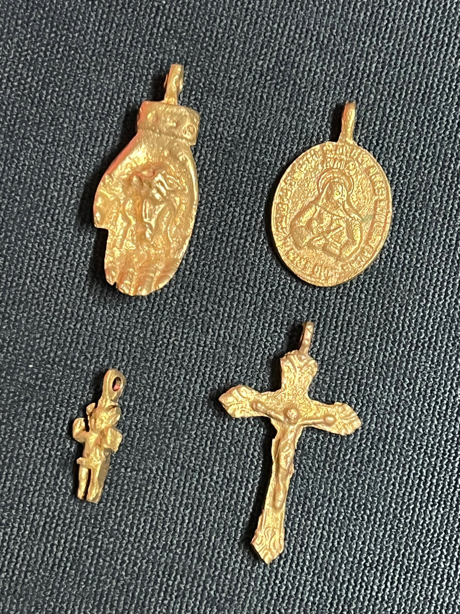 Set of 4 Cast Brass Metal Medal/Amulet: Religious Art Set of 4 Cast Brass Metal Medal/Amulet. The dimension is estimated 1 inches high x 2 inches high. Please be aware that some of the items are vintage, secondhand, old ages, antiques and m