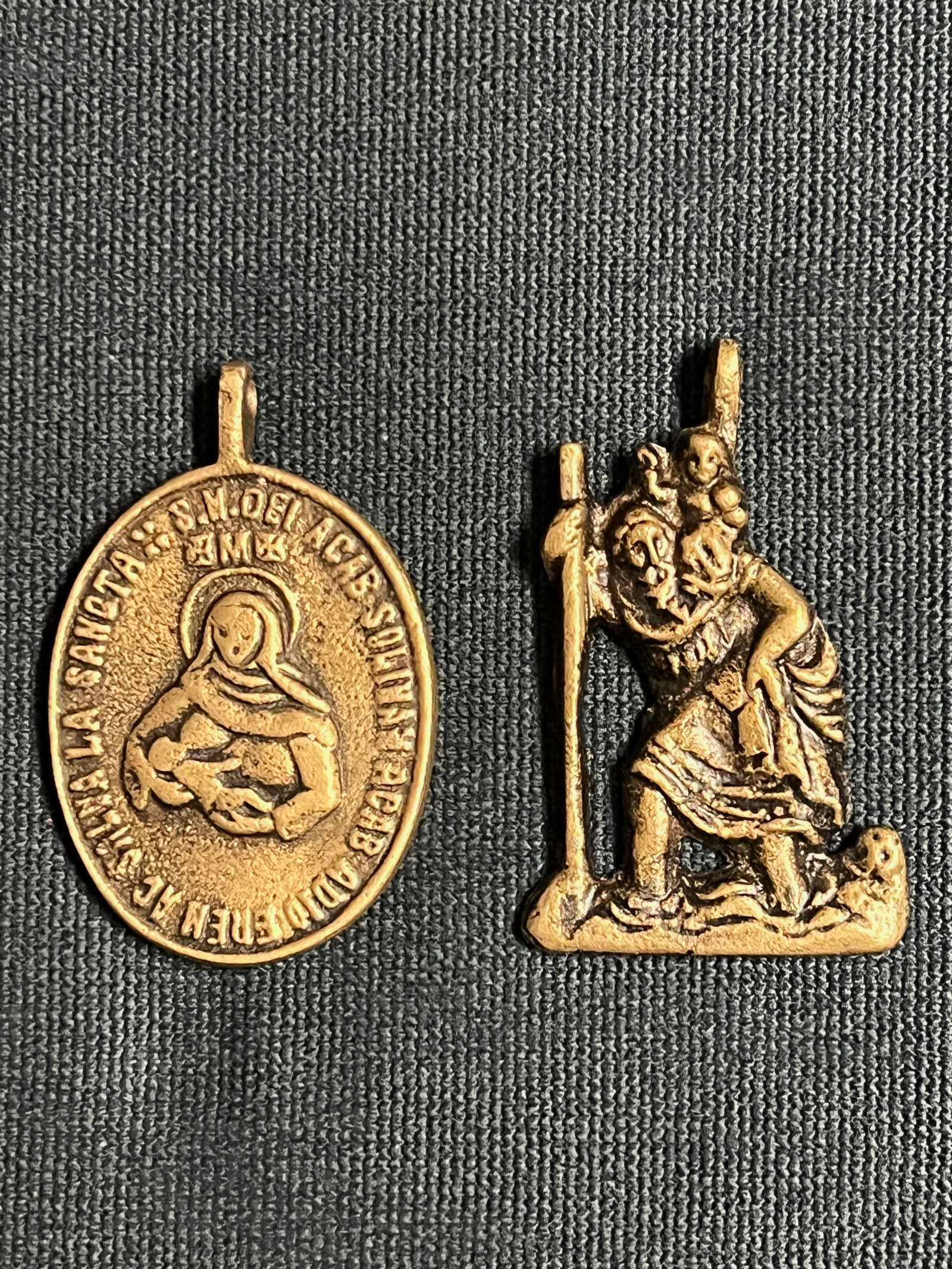 Set of 2 Cast Brass Metal Medal/Amulet: Religious Art Set of 2 Cast Brass Metal Medal/Amulet. The dimension is estimated 1 inches high x 2 inches high. Please be aware that some of the items are vintage, secondhand, old ages, antiques and m