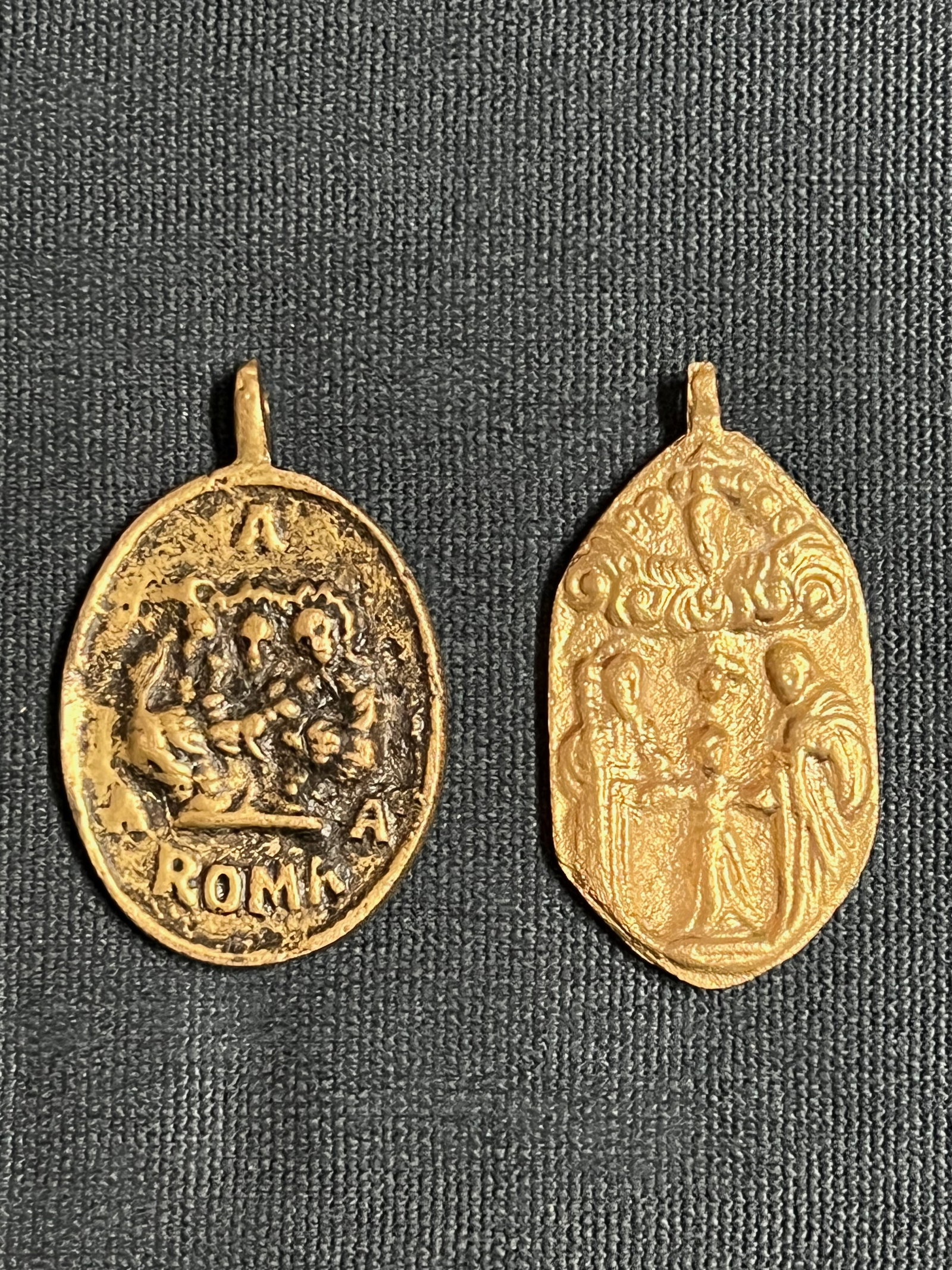 Set of 2 Cast Brass Metal Medal/Amulet: Religious Art Set of 2 Cast Brass Metal Medal/Amulet. The dimension is estimated 1 inches high x 2 inches high. Please be aware that some of the items are vintage, secondhand, old ages, antiques and m