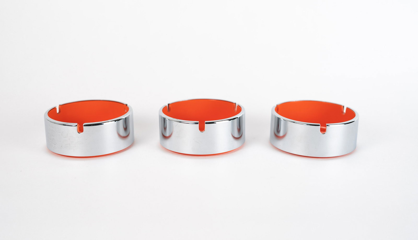 Set of 3 Isamu Kenmochi Chrome and Plastic Ashtrays in in Red (1 of 9)