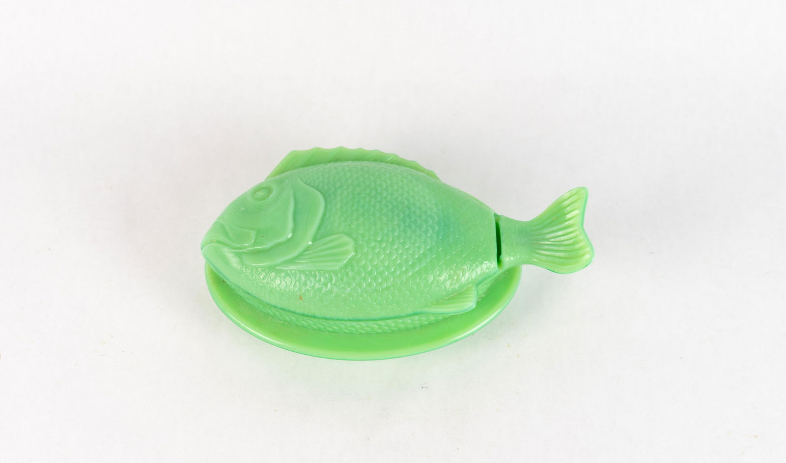 Jadeite Green Glass Fish Covered Dish (1 of 8)