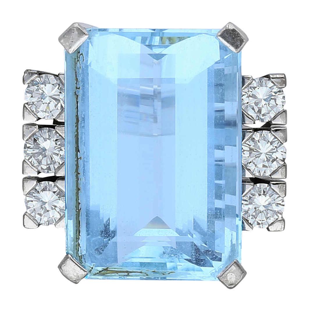 Aquamarin-Diamant-Ring Zeitloses Design von ...: Aquamarin-Diamant-Ring Zeitloses Design von Bucherer in Weissgold 18K. Im Zentrum ein Aquamarin von ca. 10 ct. im Smaragdschliff, flankiert von 6 Brillanten von zus. ca. 1 ct. (F/VVS1). Ringgrösse 53