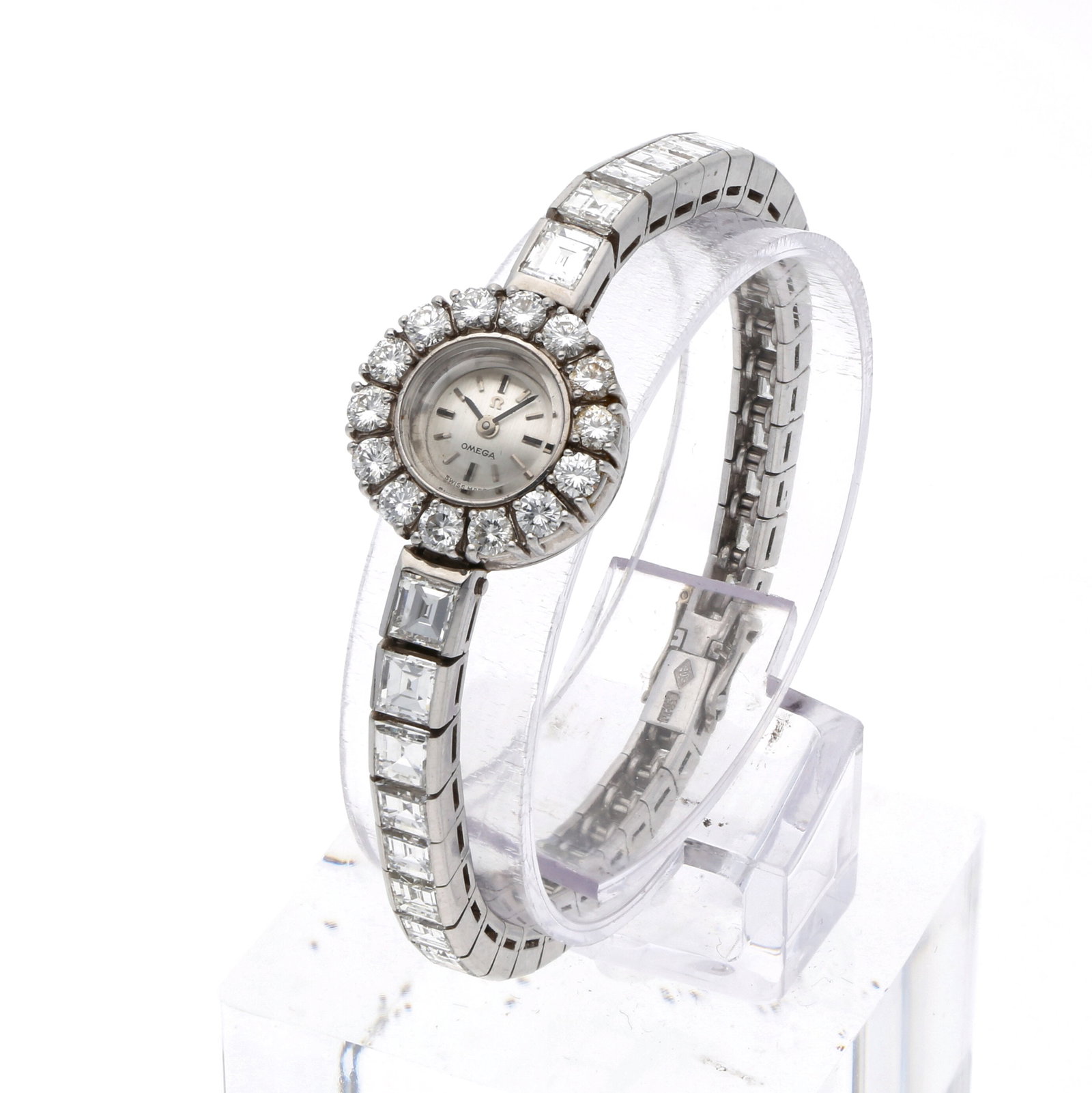 Omega: OMEGA SCHMUCKUHR, Platin 950, Herstellungsjahr ca. 1961, Durchmesser ca. 18 mm, Gehäuse Rundes Gehäuse aus Platin mit diamantbesetzter Lünette in Brillant-Entourage (18 Stück);