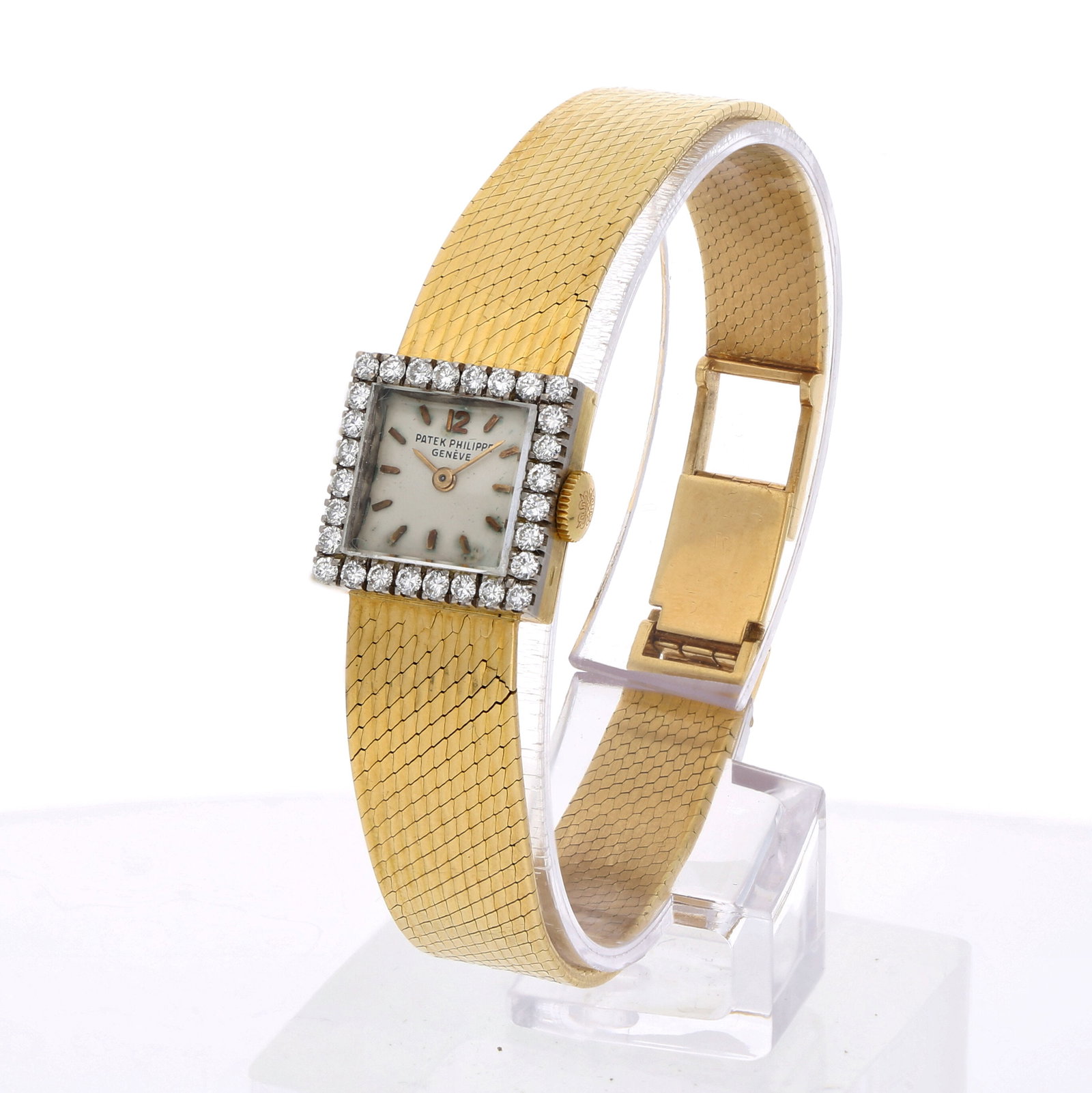 Patek Philippe: PATEK PHILIPPE VINTAGE COCKTAIL WATCH, 18K Gelbgold, Referenz 3293/2, Herstellungsjahr ca. 1962, Durchmesser 15 mm, Gehäuse Quadratisches Gelbgoldgehäuse mit umlaufender Diamantlünette