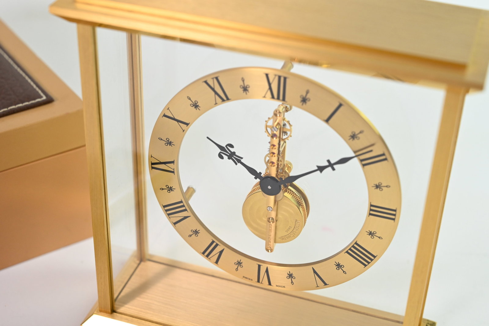 Jaeger LeCoultre: JAEGER-LECOULTRE TISCHUHR SKELETTIERT, Messing, vergoldet, Referenz 508/180, Herstellungsjahr ca. 1985, Durchmesser 16,8 cm x 15,8 cm x 6 cm, Gehäuse Vergoldete Glasvitrine mit allseitiger
