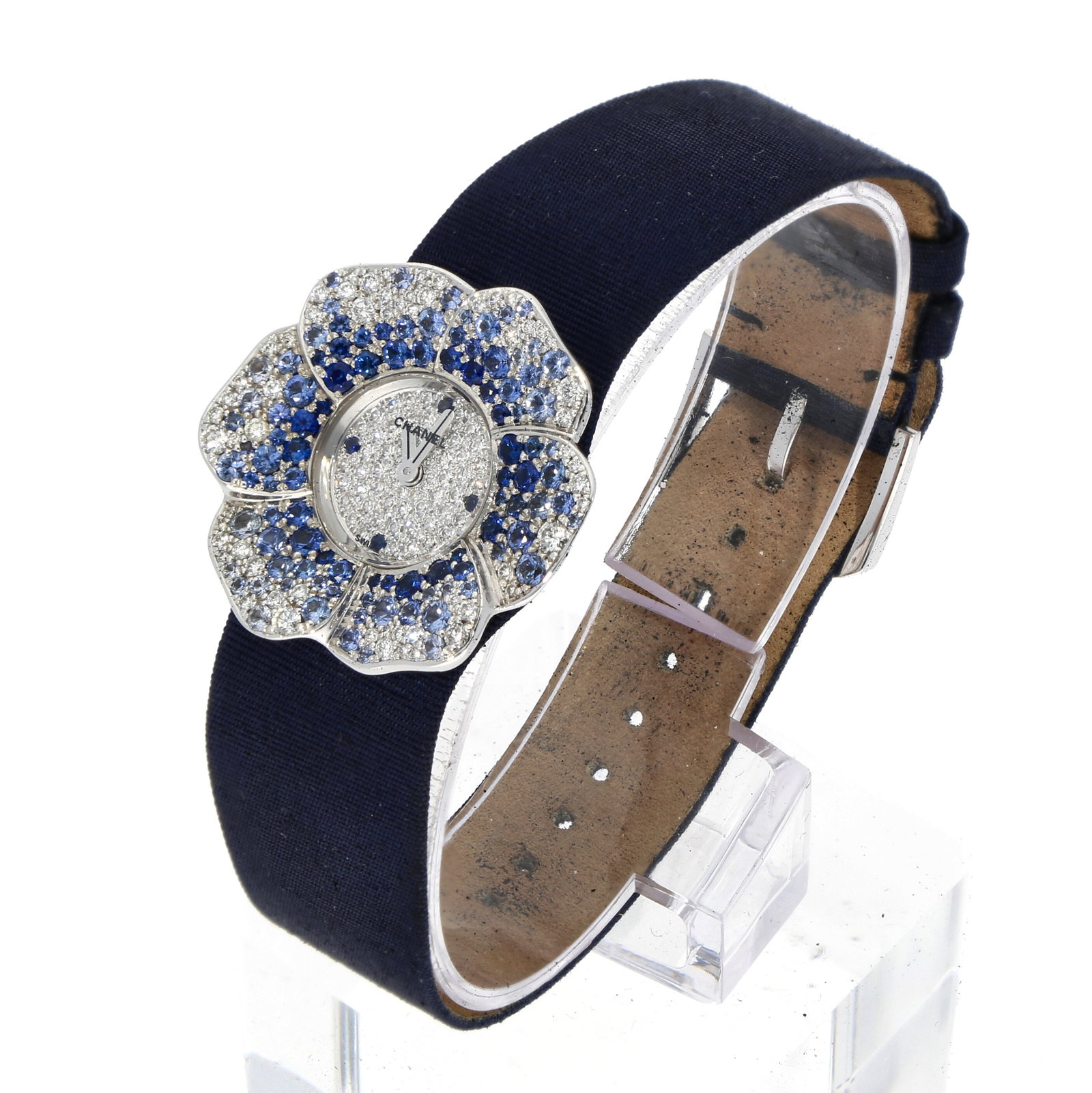 Chanel: CHANEL CAMÉLIA, 18K Weissgold, Referenz H1188, Herstellungsjahr ca. 2004, Durchmesser 27 mm, Gehäuse Skulpturales Camélia-Gehäuse aus 18K Weissgold in Form der Chanel-Blüte. Pavé aus blauen