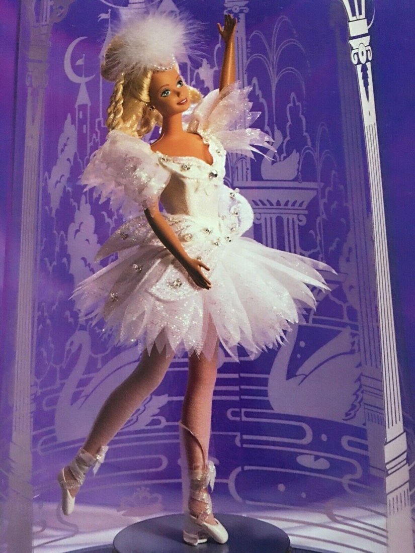 1991 Swan Lake Barbie Musical Ballerina Doll (1 of 5)