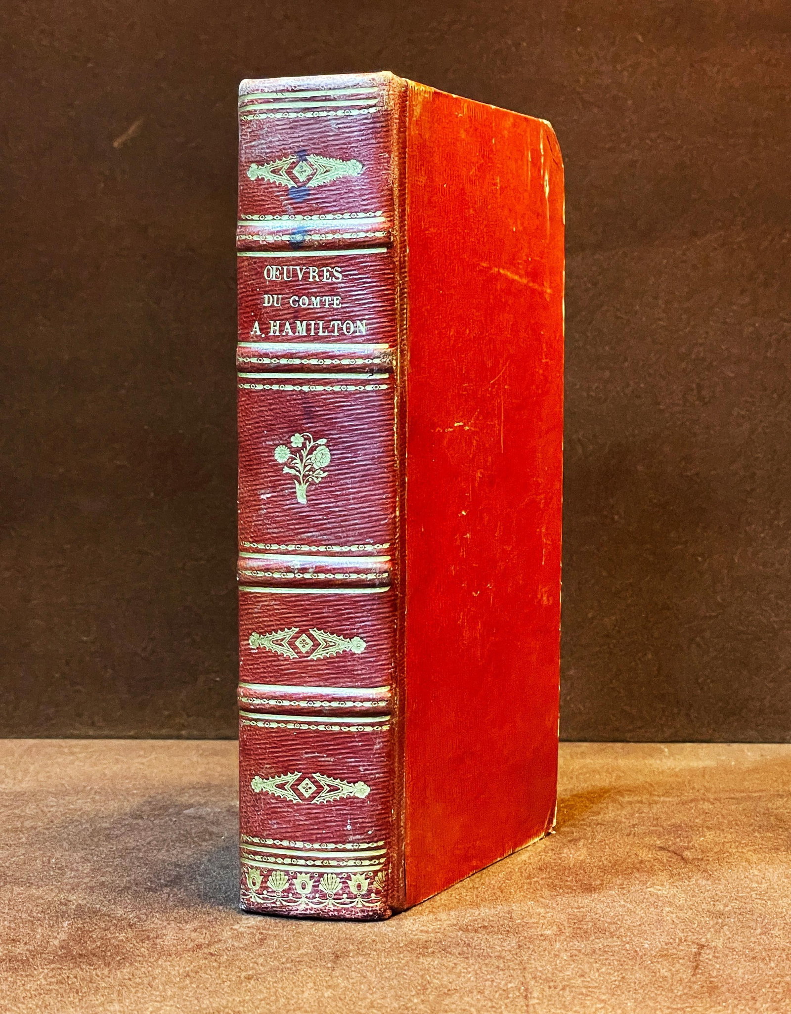 Livre ancien OEUVRES DU COMTE ANTOINE HAMILTON [WORKS OF COUNT ANTOINE HAMILTON] by Chez A. Belin,: Antique Book OEUVRES DU COMTE ANTOINE HAMILTON 1ère Partie. Edité par Chez A. Belin, Paris, 1818. Reliure en cuir avec décor et inscription en vermeil sur dos à nerfs en relief | Contient des mém