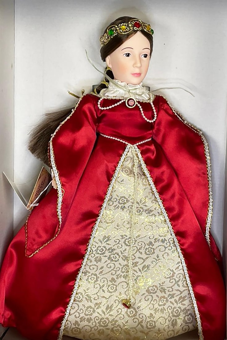 Vintage Effanbee Limited Ed. Queen Isabella Doll: Vintage Effanbee Limited Ed. Queen Isabella Doll. The New World Collection "Queen Isabella" Limited Edition #1491 (1989). Mint in Box. Beautiful long brown hair. She is wearing a full-length maroon-co