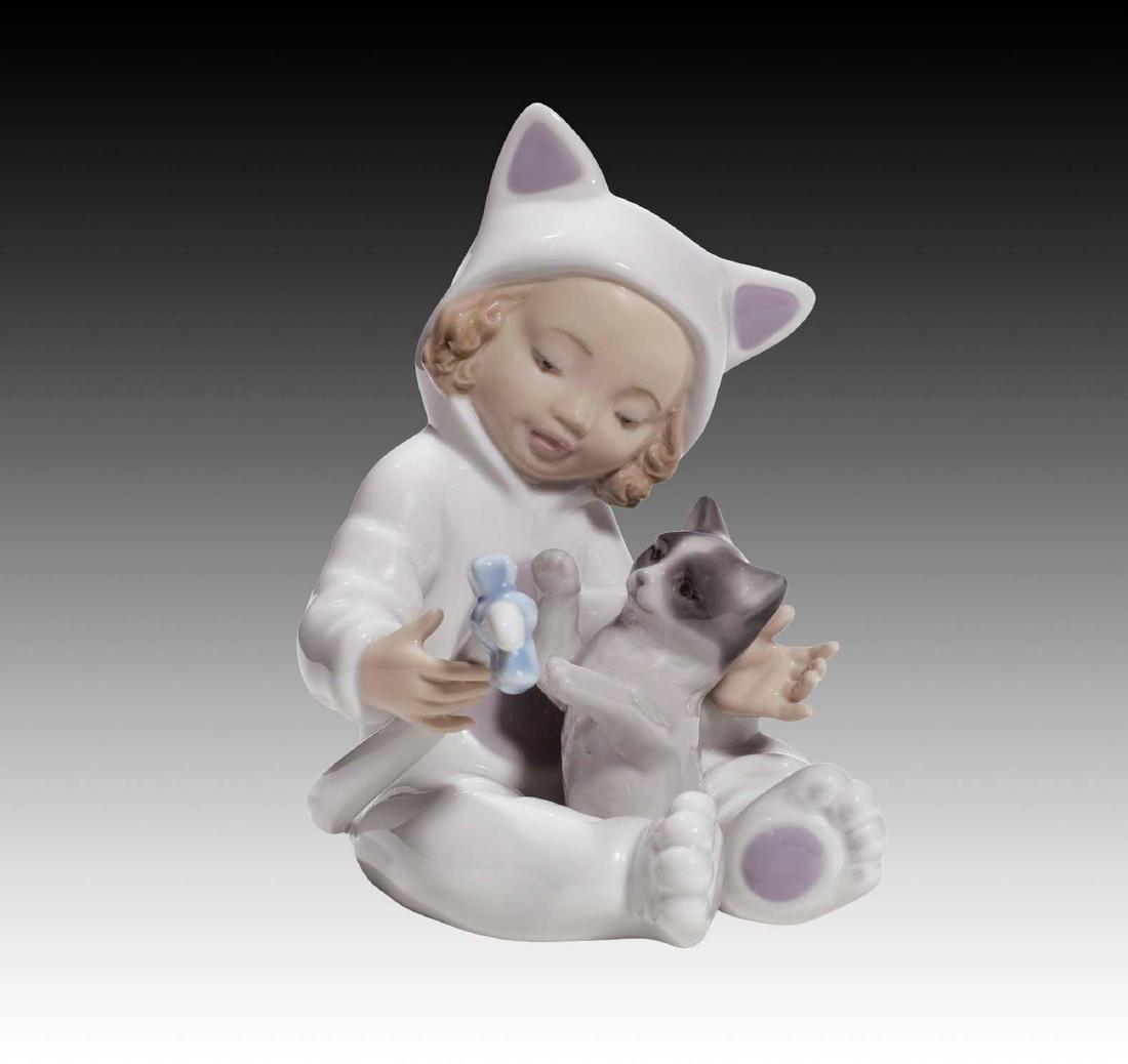 Lladro My Playful Kitty Figurine 8586: Spanish Name: Un Gatito Diferente Sculptor: Jose Javier Malavia Year Issued: 2011 Year Retired: N/A Finish: Glazed Height (in): 5.50 Width (in): 3.50 ; Country of Origin: Spain;