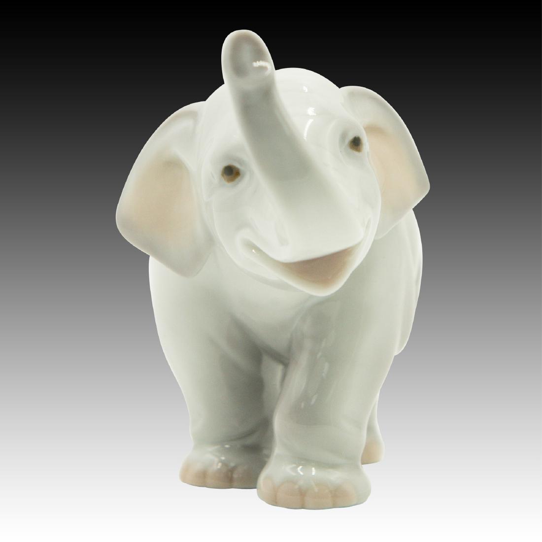 Lladro Lucky Elephant Figurine 8036 (1 of 5)
