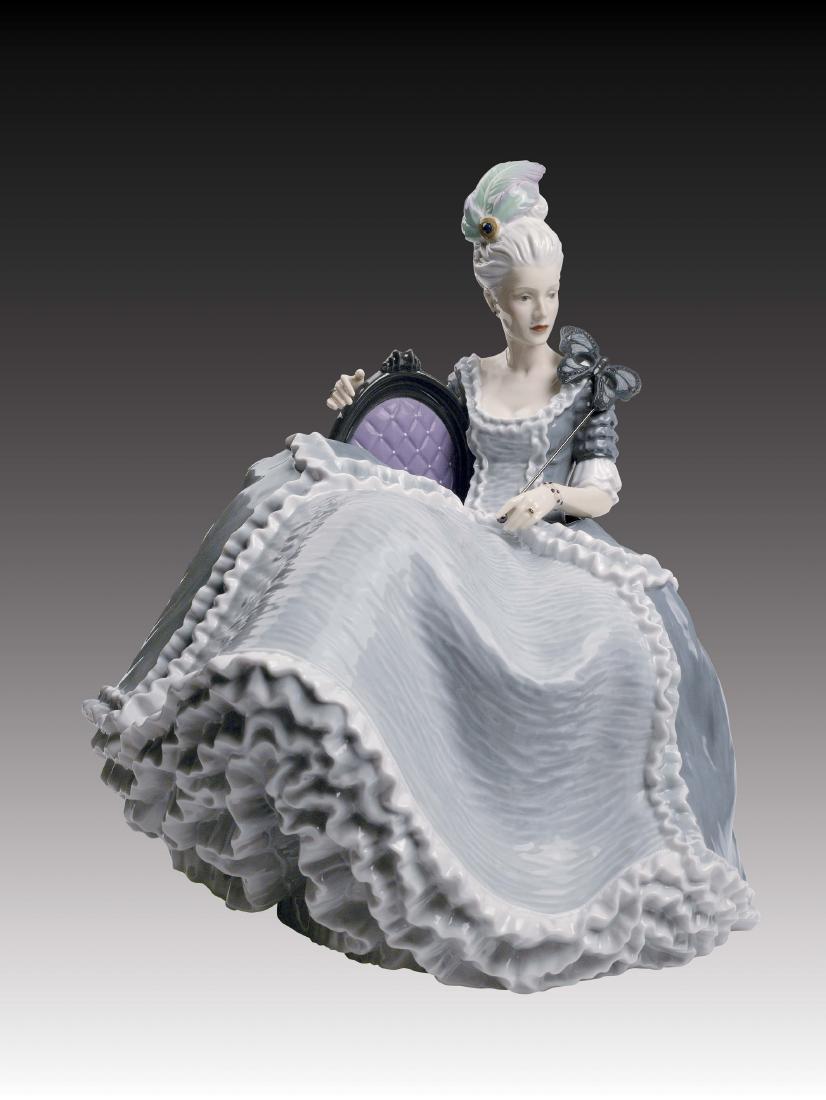 Lladro Rococo Lady at the Ball Figurine 8423 (1 of 8)