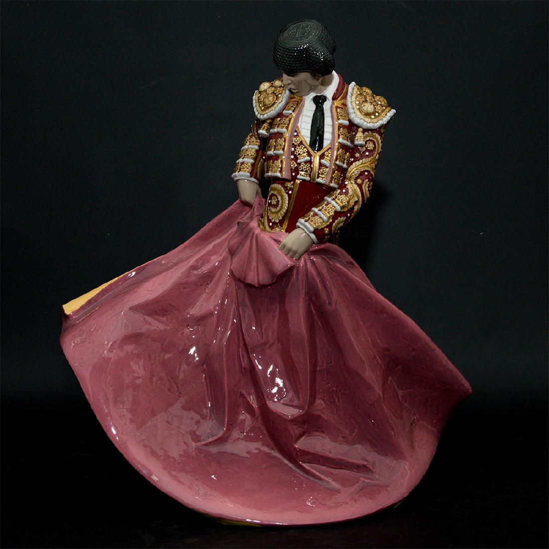 LLADRO MATADOR RED LIMITED EDITION FIGURINE 8729: Lladro Matador in Red Figurine 8729. Sculptor: José Javier Malavia, Release year 2014. Limited edition 69/250. Signed on bottom