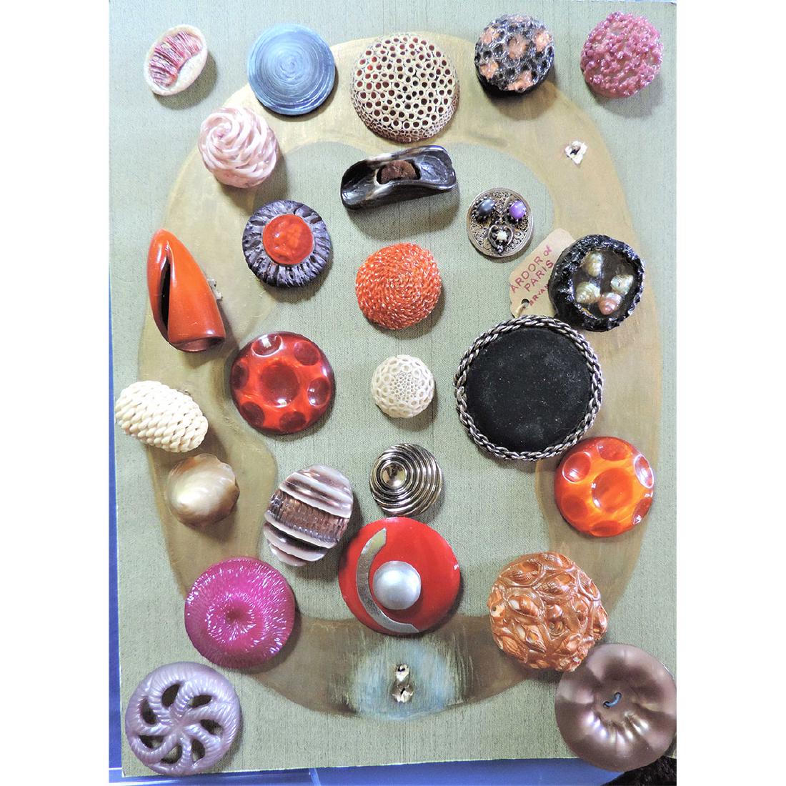 2 CARDS OF FUNKY PLASTICS/CELLULOIDS (1 of 2)