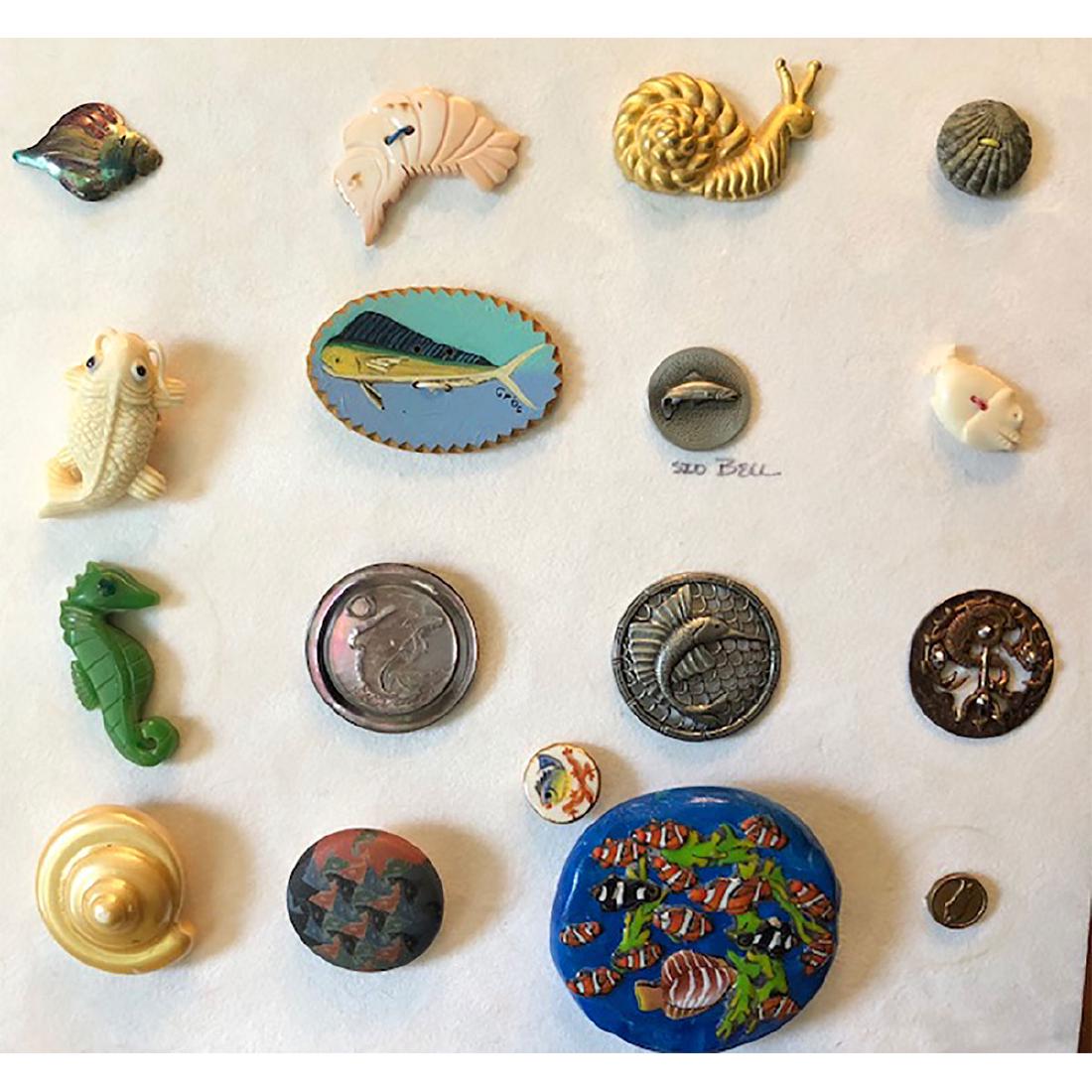 CARD OF 17 SM/MED/LG FISH AND SHELLS BUTTONS (1 of 6)