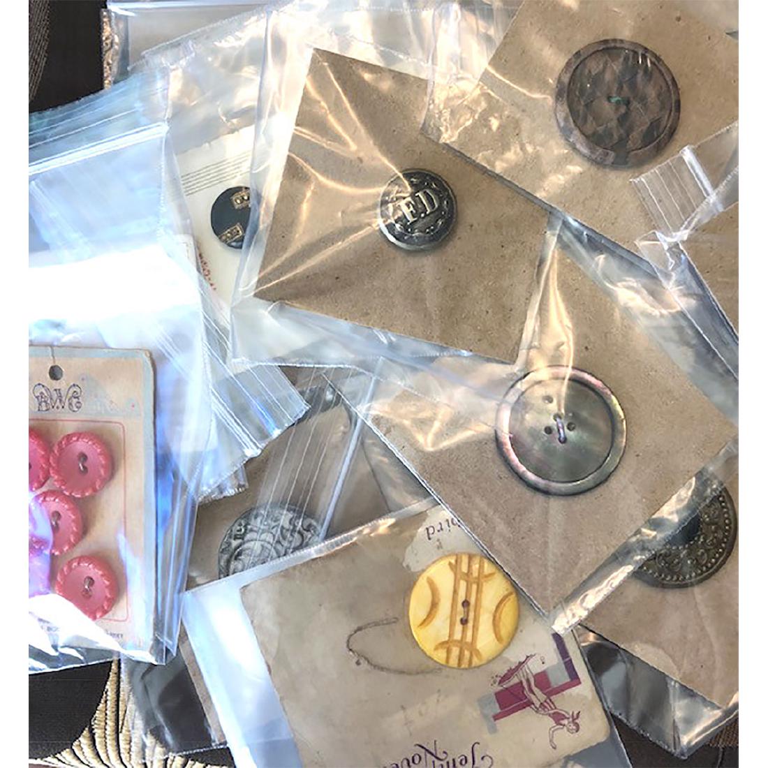 BAG LOT OF INDIVIDUALLY CARDED BUTTONS (1 of 1)