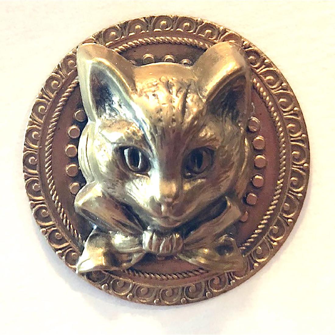 2 BRASS CAT BUTTONS, 1 MEDIUM AND 1 EXTRA LARGE (1 of 3)