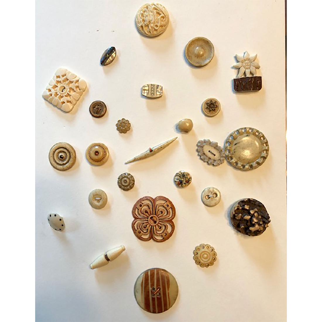 CARD OF 25 NATURAL MATERIAL BUTTONS SM-LARGE (1 of 4)