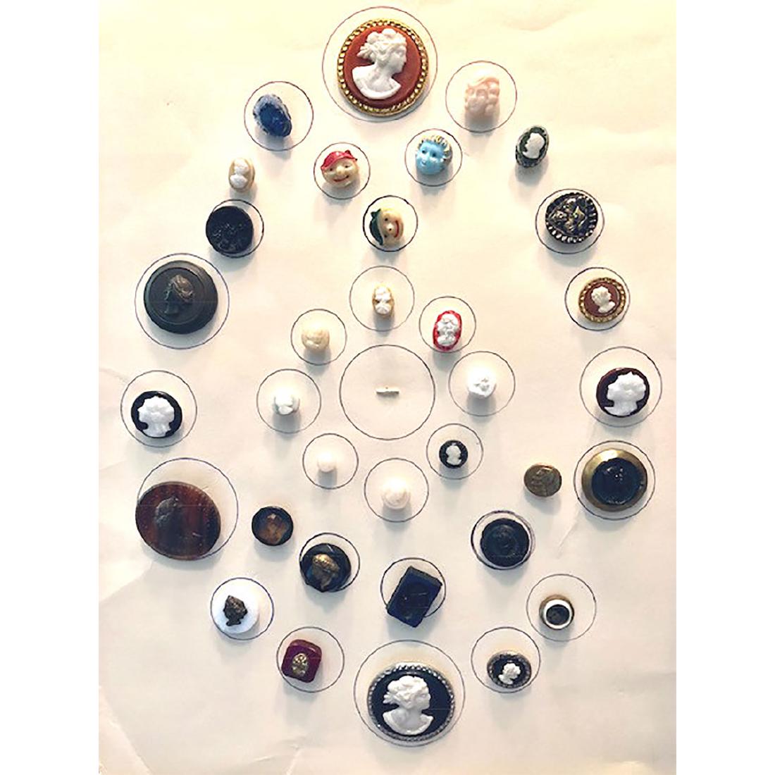 4 CARDS OF A MIX OF BUTTONS INCL.HEADS (1 of 6)