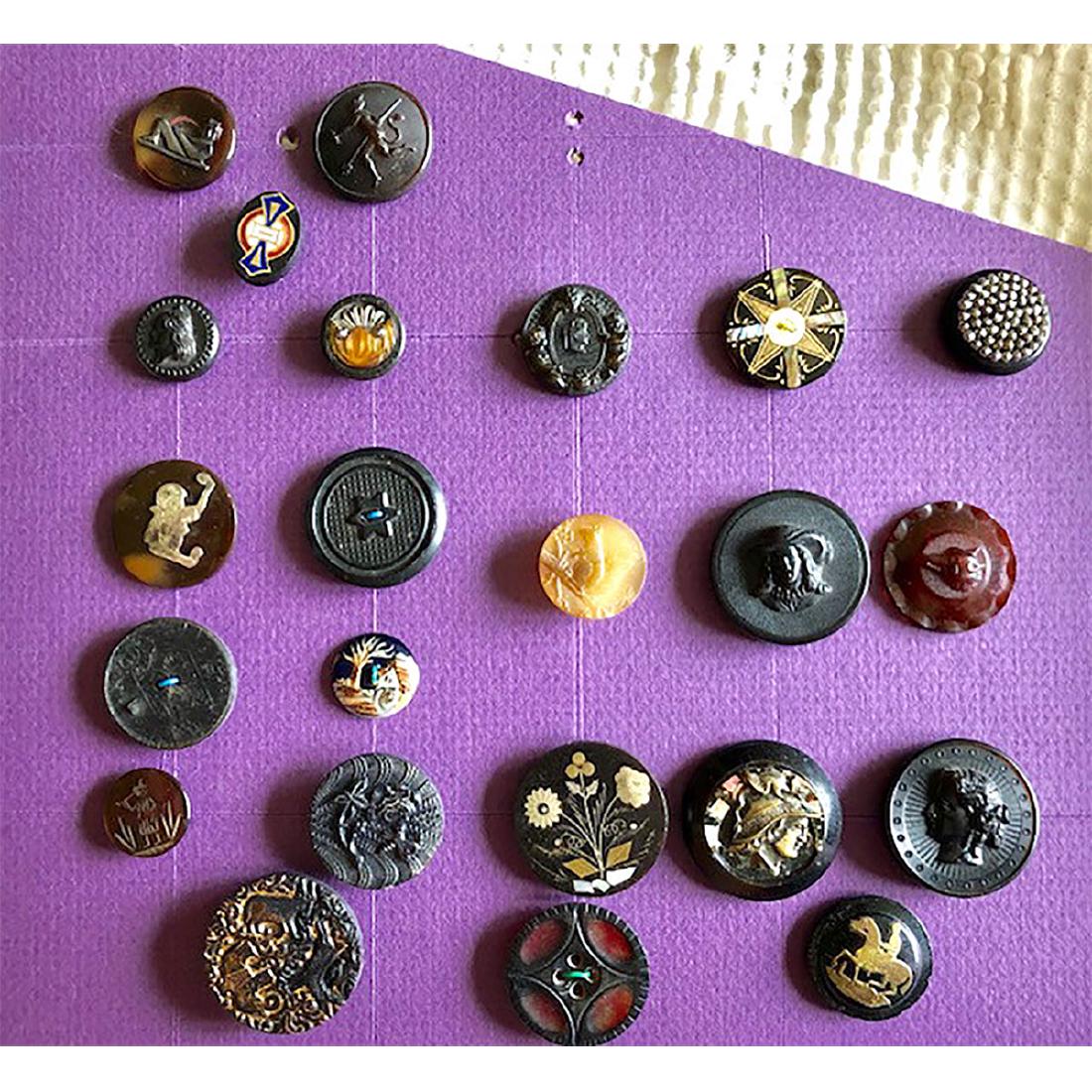 23 S/M/L HORN BUTTONS INCL. INLAYS, PICTORIALS AND (1 of 5)