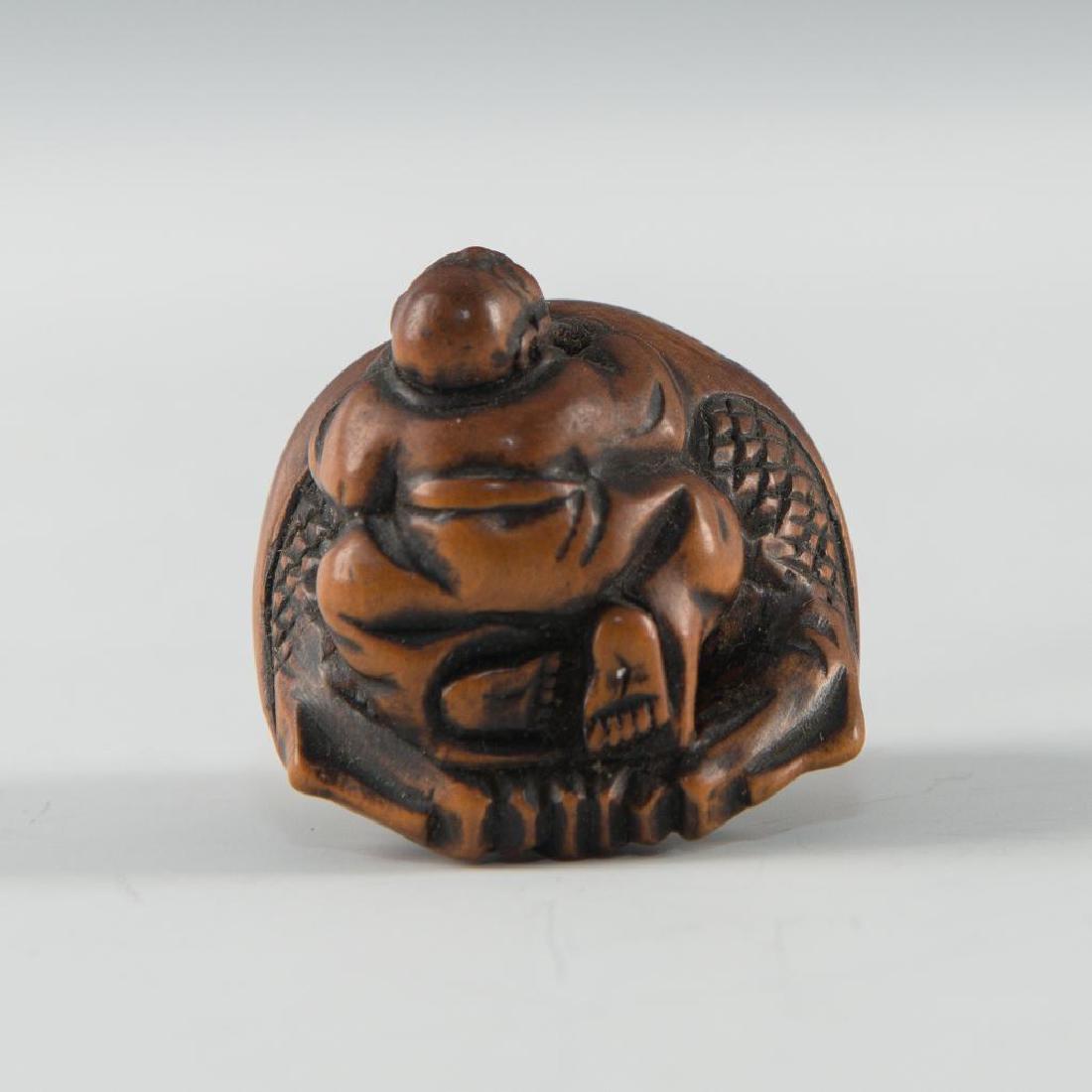 ANTIQUE JAPANESE CARVED BOXWOOD NETSUKE FIGURE OF A MAN (1 of 5)