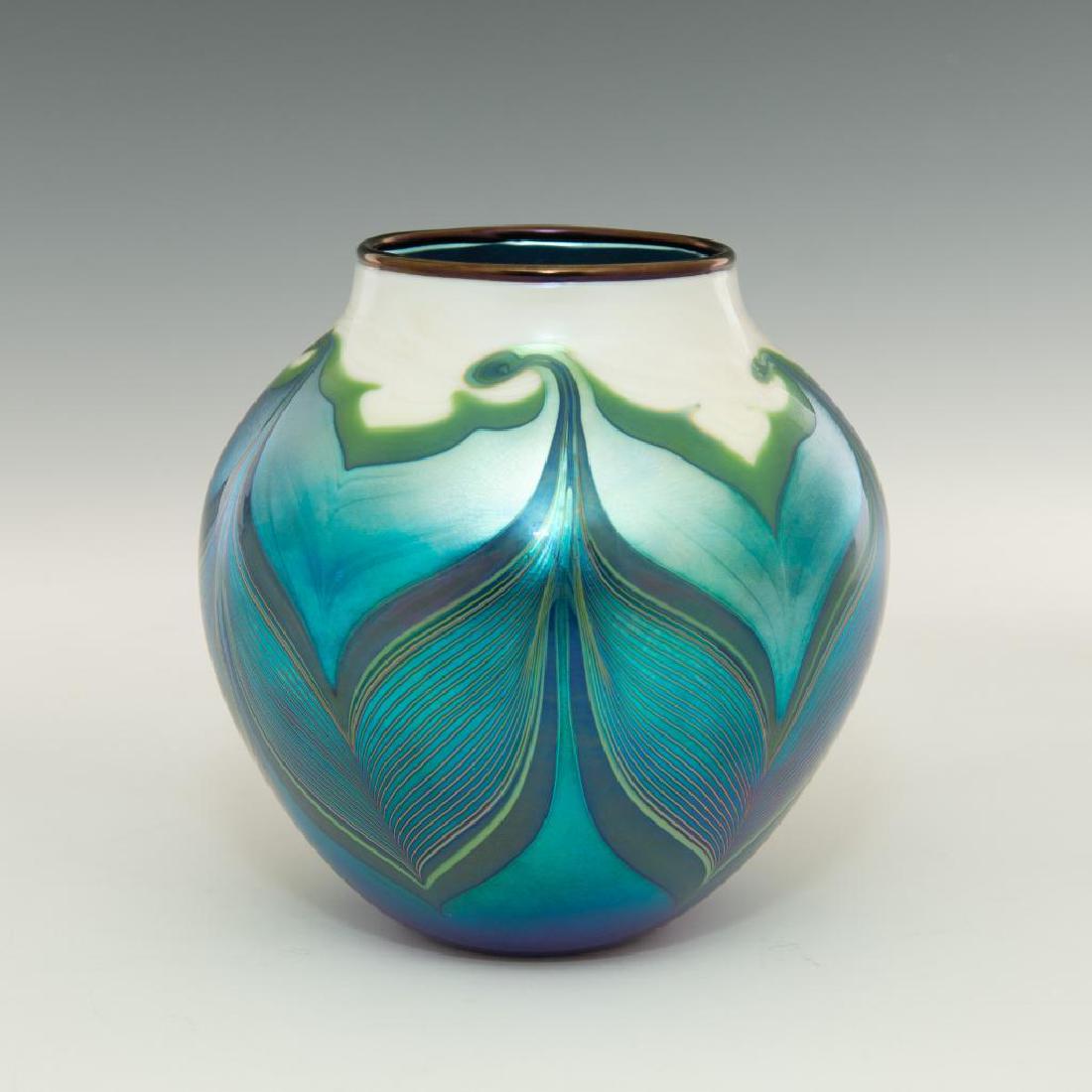 ORIENT & FLUME VINTAGE IRIDESCENT ART GLASS VASE (1 of 3)