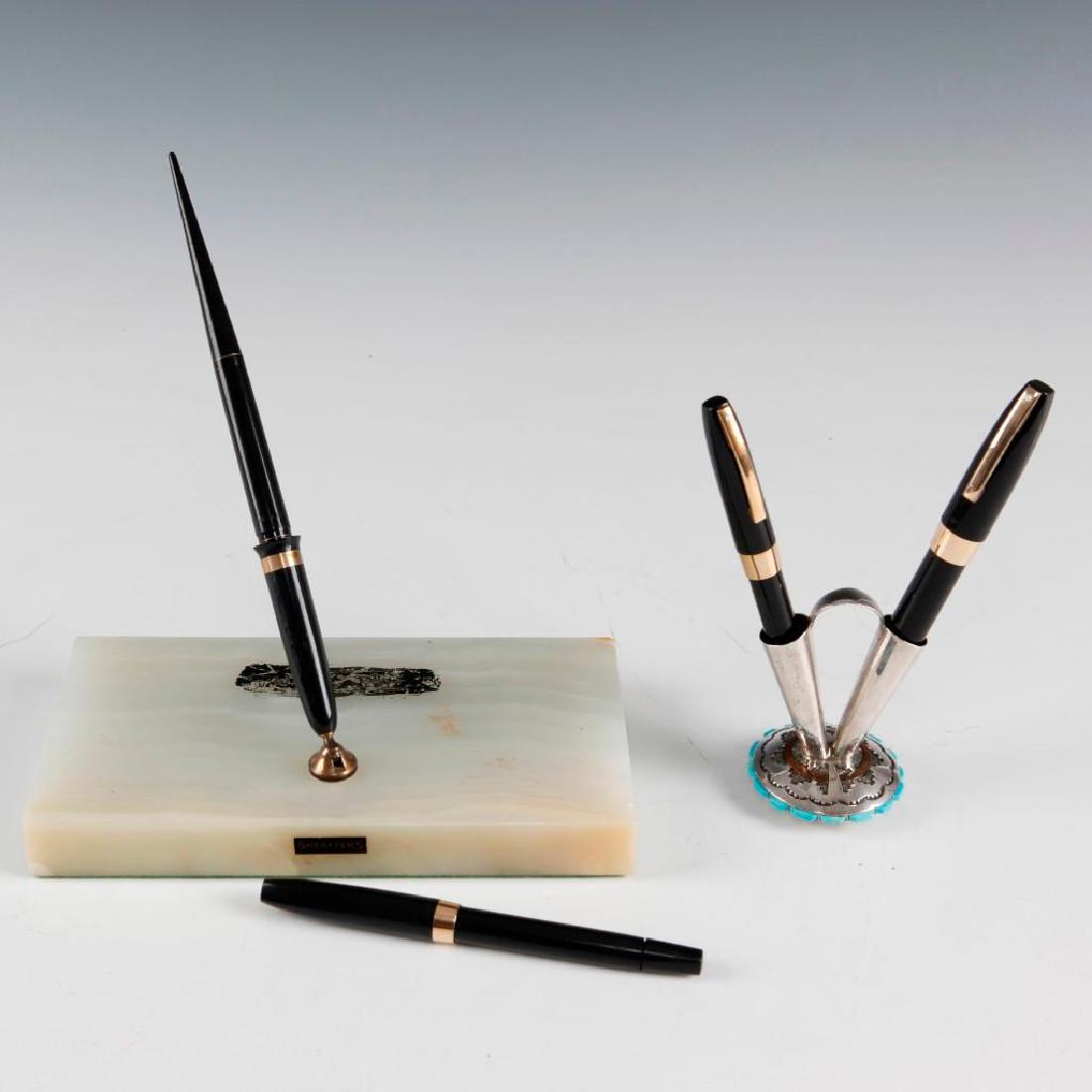 ASSORTED 4 SHEAFFER'S FOUNTAIN PENS AND 2 PEN HOLDERS (1 of 3)