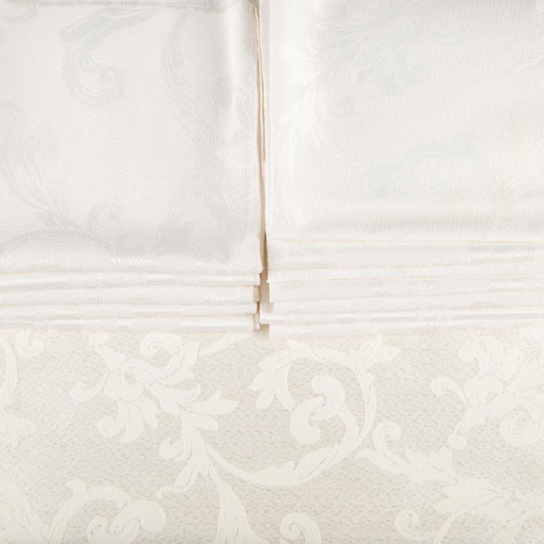 WATERFORD TABLE LINEN SET (1 of 2)