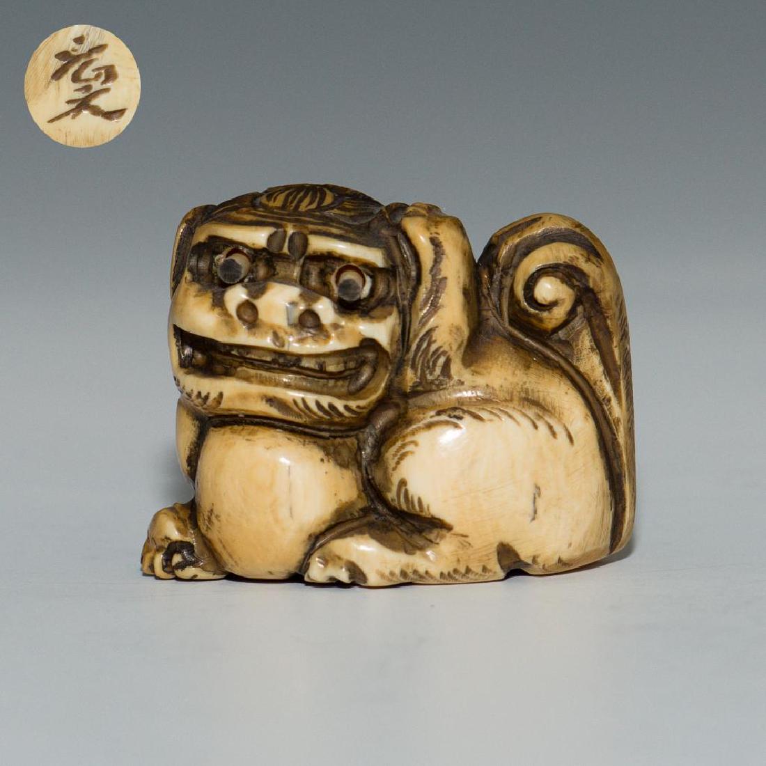 ANTIQUE JAPANESE CARVED BONE FOO DOG NETSUKE POP EYES: Netsuke carving as a Foo Dog with popping eyes. Signed on the back. Dimensions: 1.75"L Country of Origin: Japan