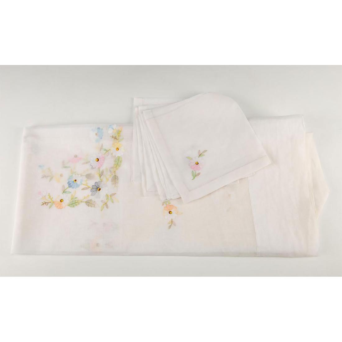 VINTAGE FLORAL TABLE CLOTH WITH 8 NAPKINS: Unused, like new, hand shadow embroidered table cloth and 8 napkins with a daisy pattern. Beautifully transparent organza fabric, fits perfectly on a dining table for 6-8 guests. Issued: c. 1980'