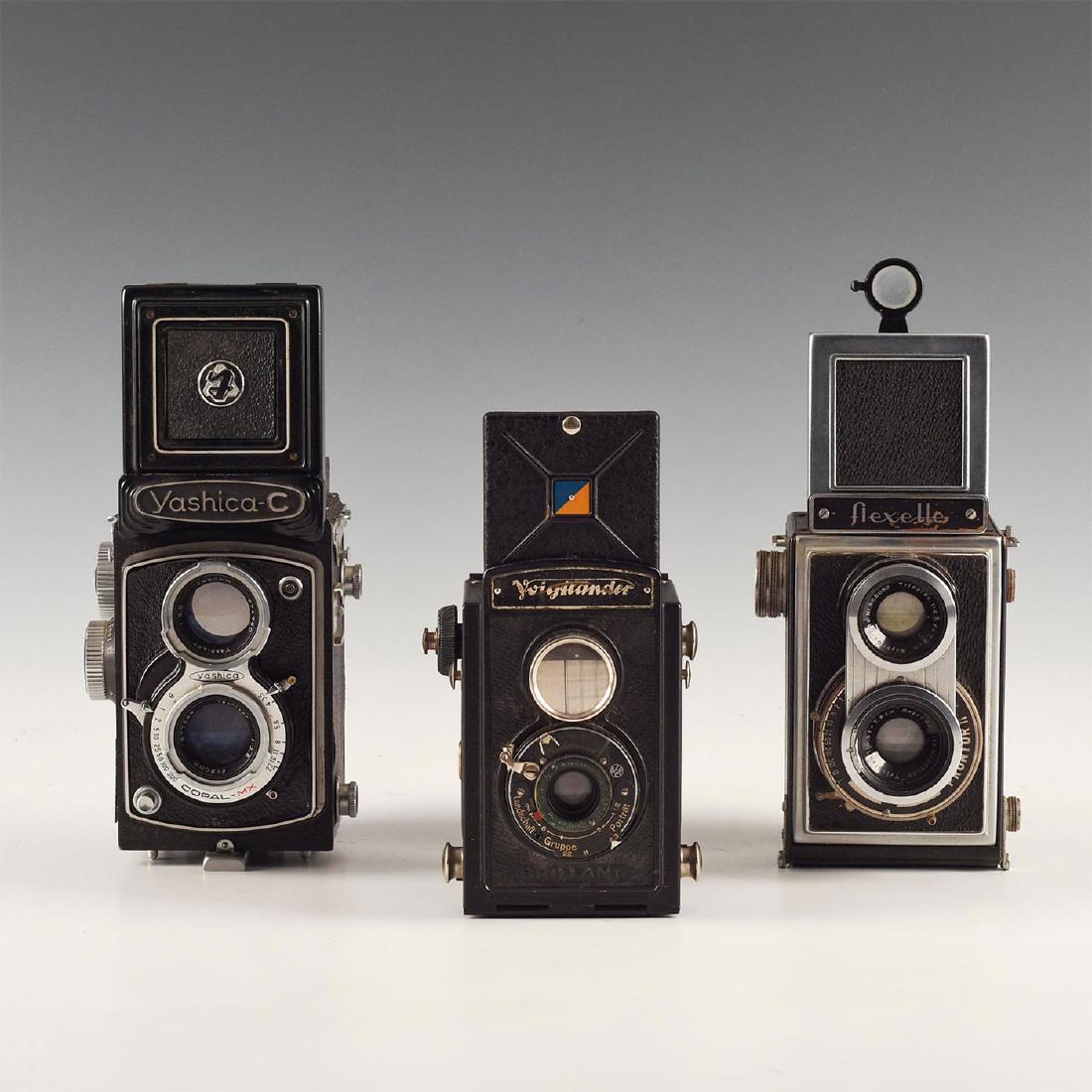 SET OF 3 VINTAGE TWIN LENS CAMERAS WITH RETRO STYLING (1 of 6)