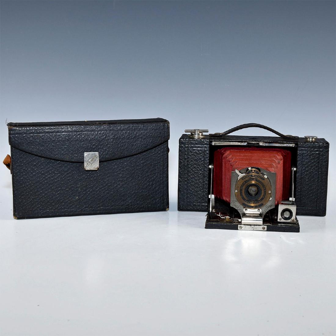 ANTIQUE NO.2 FOLDING POCKET BROWNIE MODEL B CAMERA: Classic Eastman Kodak medium-format film camera. Rich red leather bellows, brass and chrome hardware, and an original black leatherette case create a very attractive package for collectors and decorat